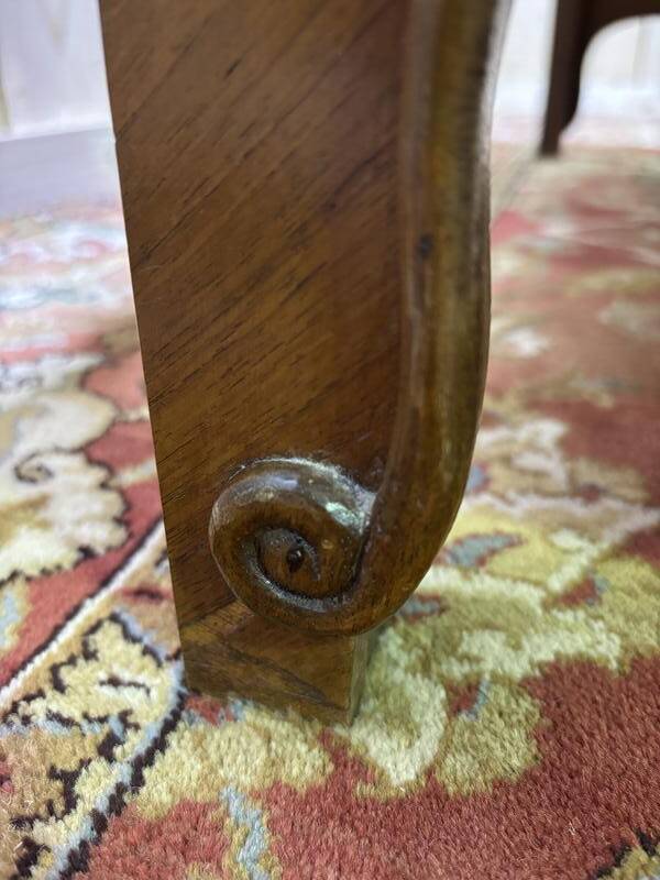 Commode en noyer de style Louis XV / rocaille