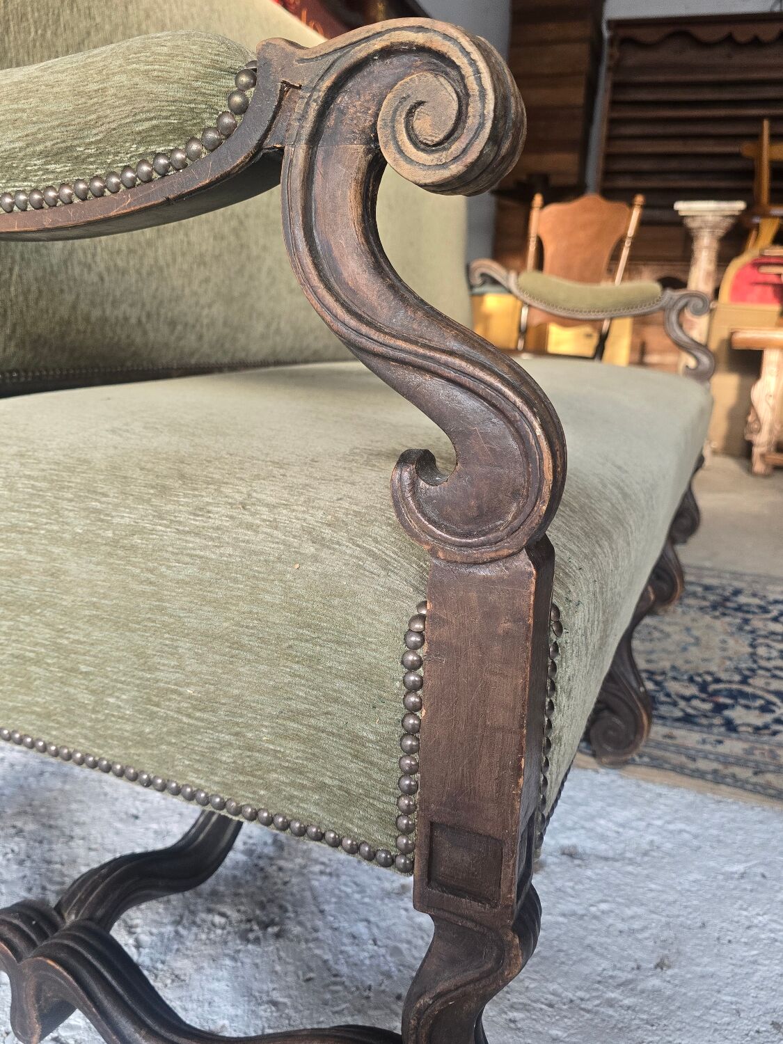 Timeless bench in 19th-century Louis XIV style, walnut, with sheep's foot legs.