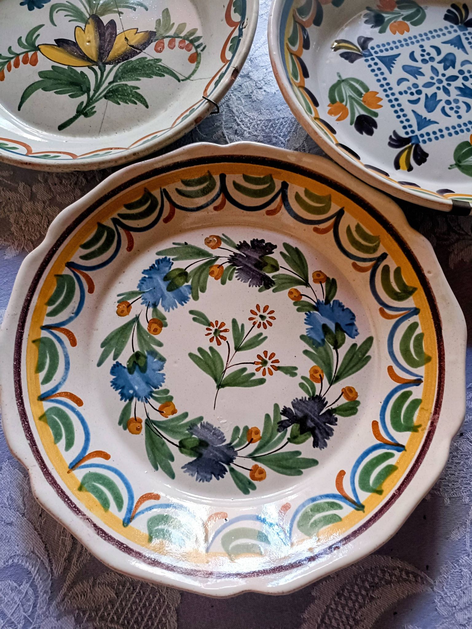 3 assiettes en faïence de Nevers XVIIIème