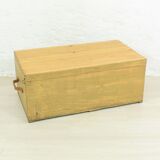 Malle en bois massif antique