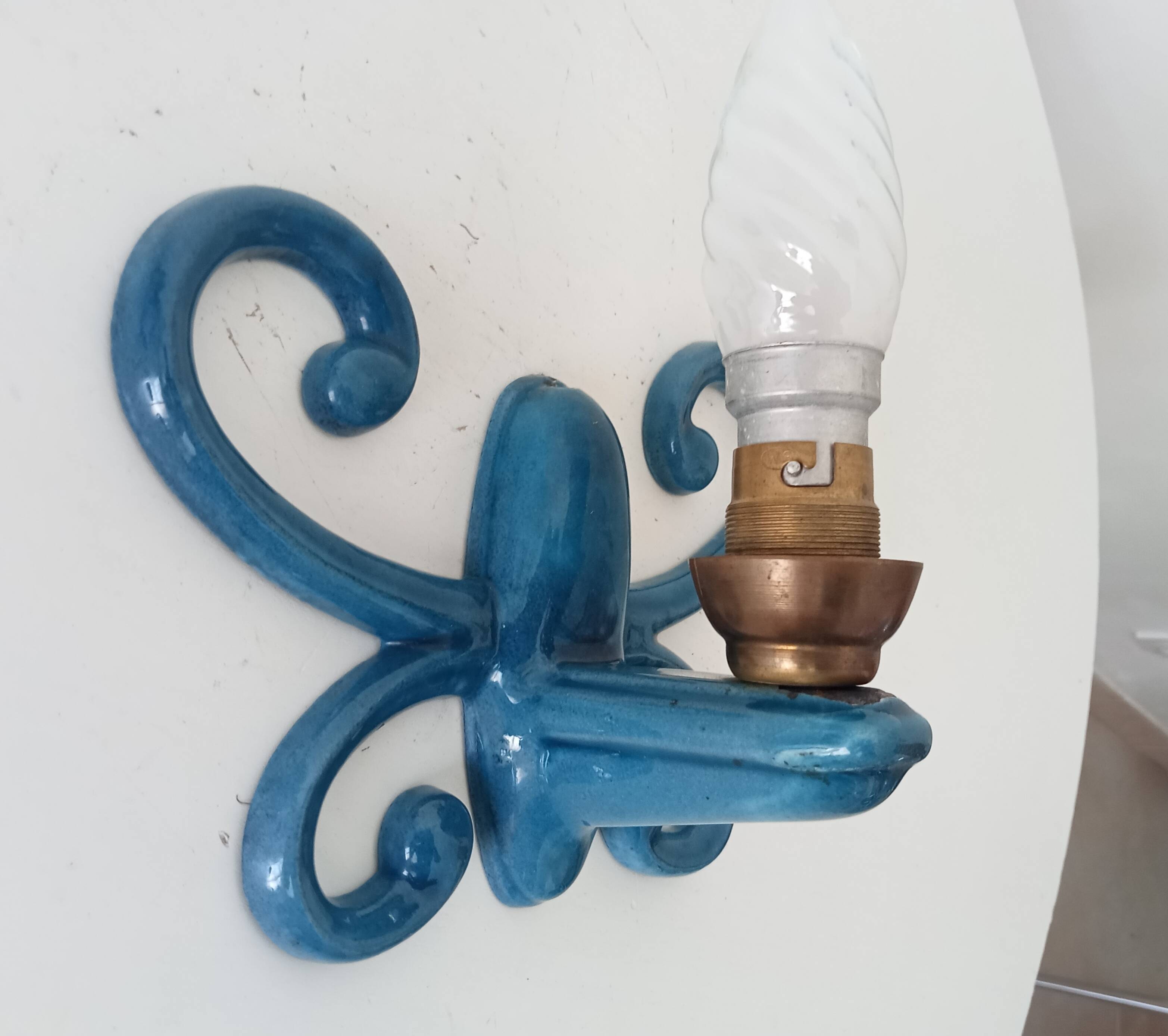 Antique wall light in enamelled cast iron.