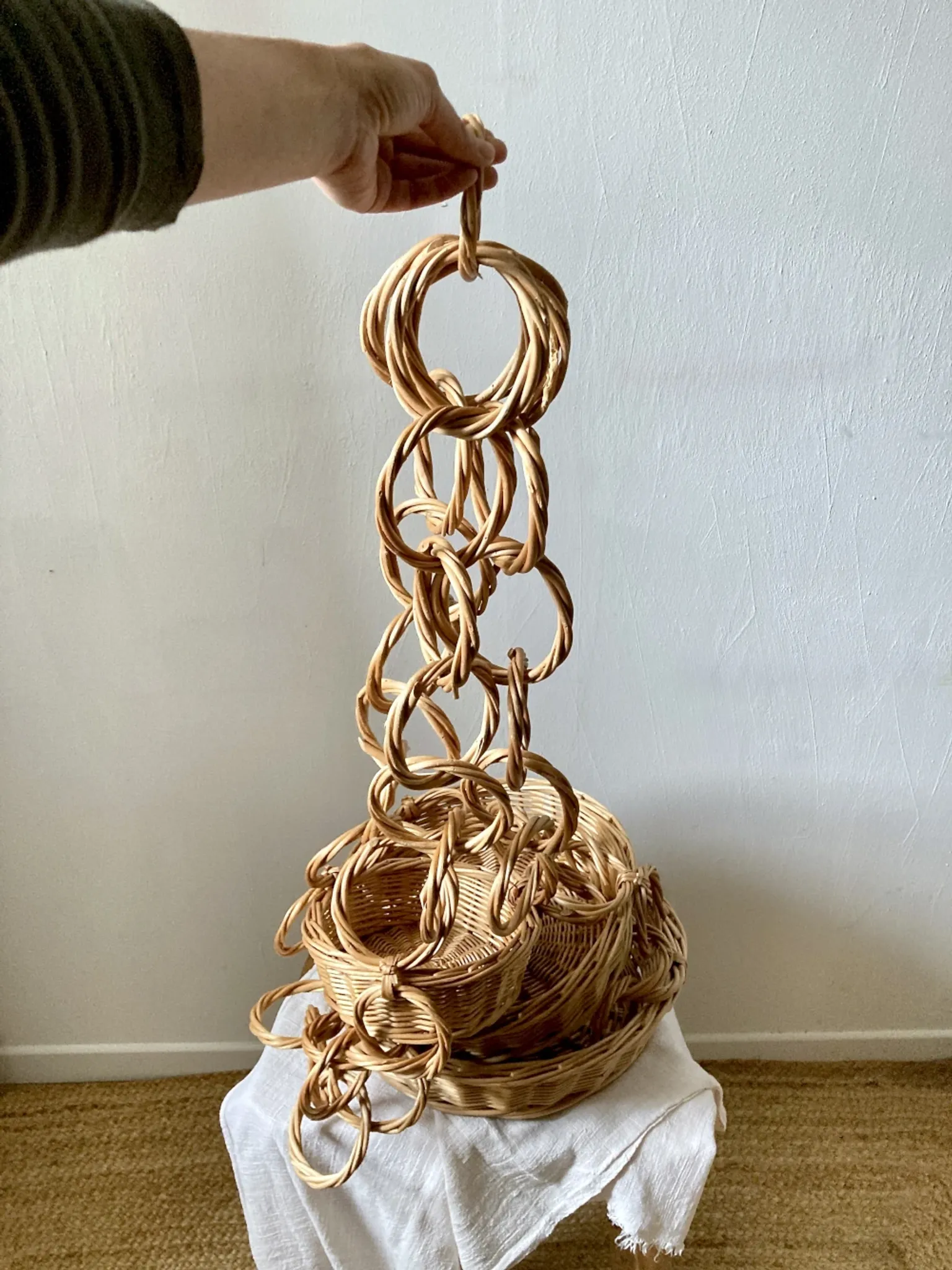 Large wicker suspension with three baskets, twisted ring chain.
