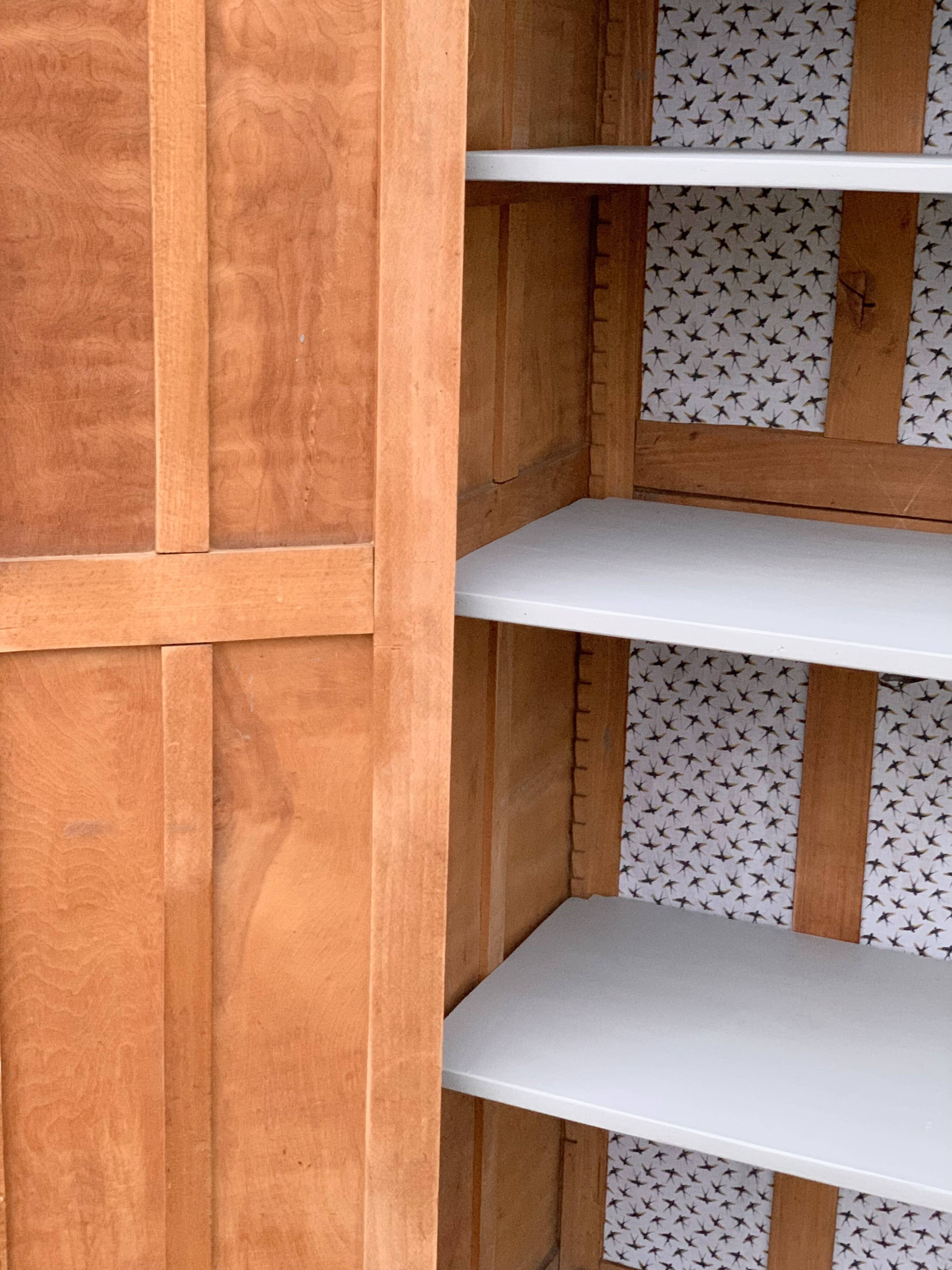Armoire parisienne panneautée en bois brut, 1930