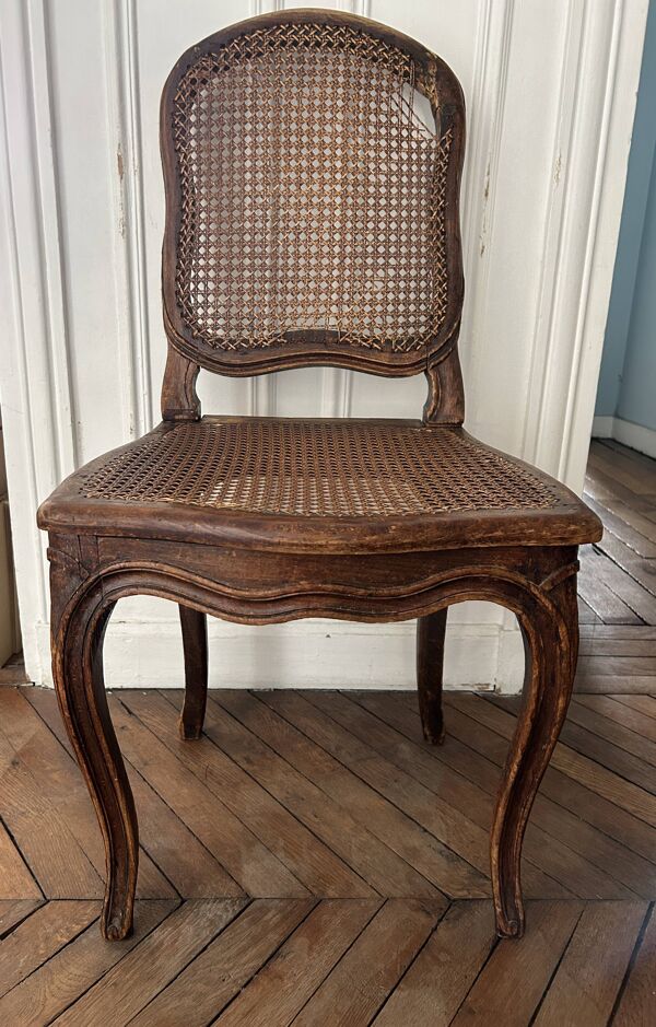 Chaise ancienne Louis XV – bois naturel mouluré / fond de canne
