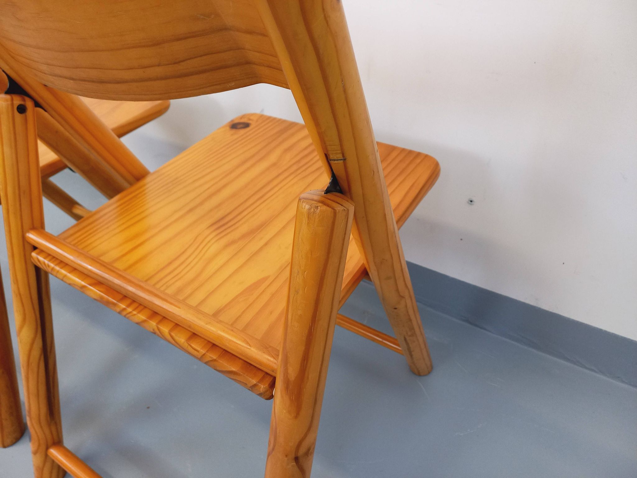 Pair of vintage folding chairs in pine from the 70s and 80s.