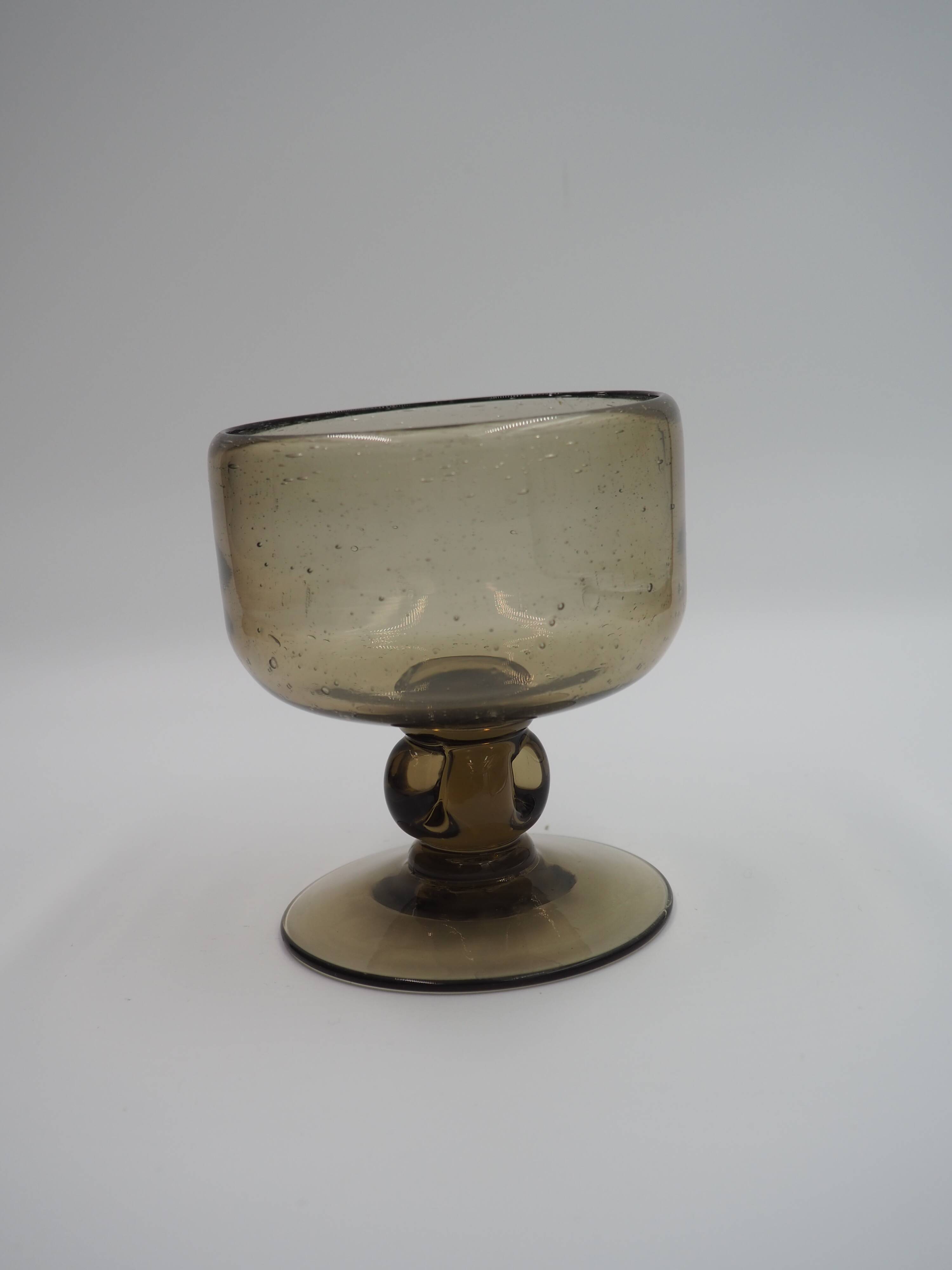 Verres à vin Biot en verre fumé marron-gris