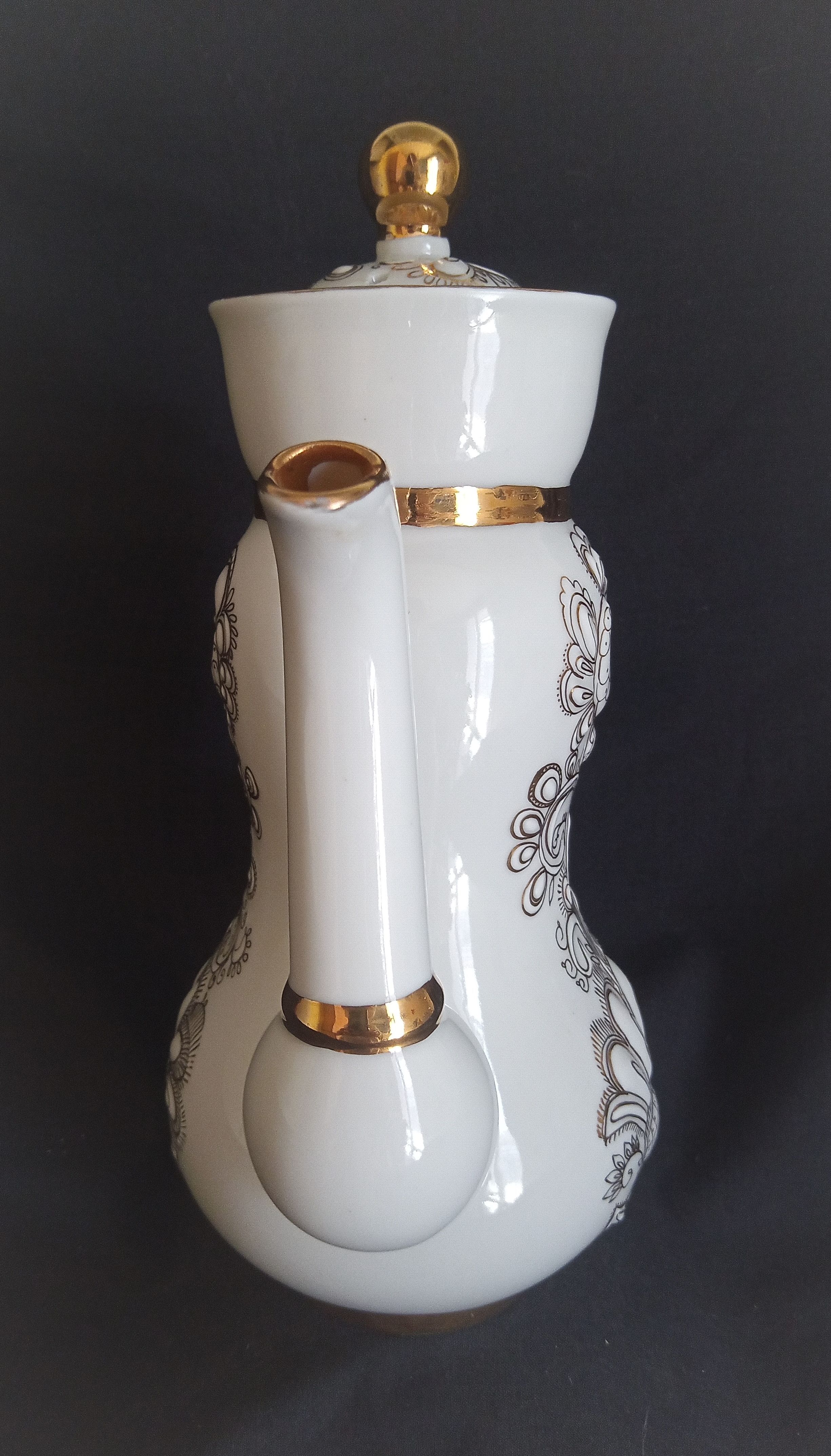 Lomonosov 29-piece porcelain coffee set, cast patterns enhanced with 24k gold