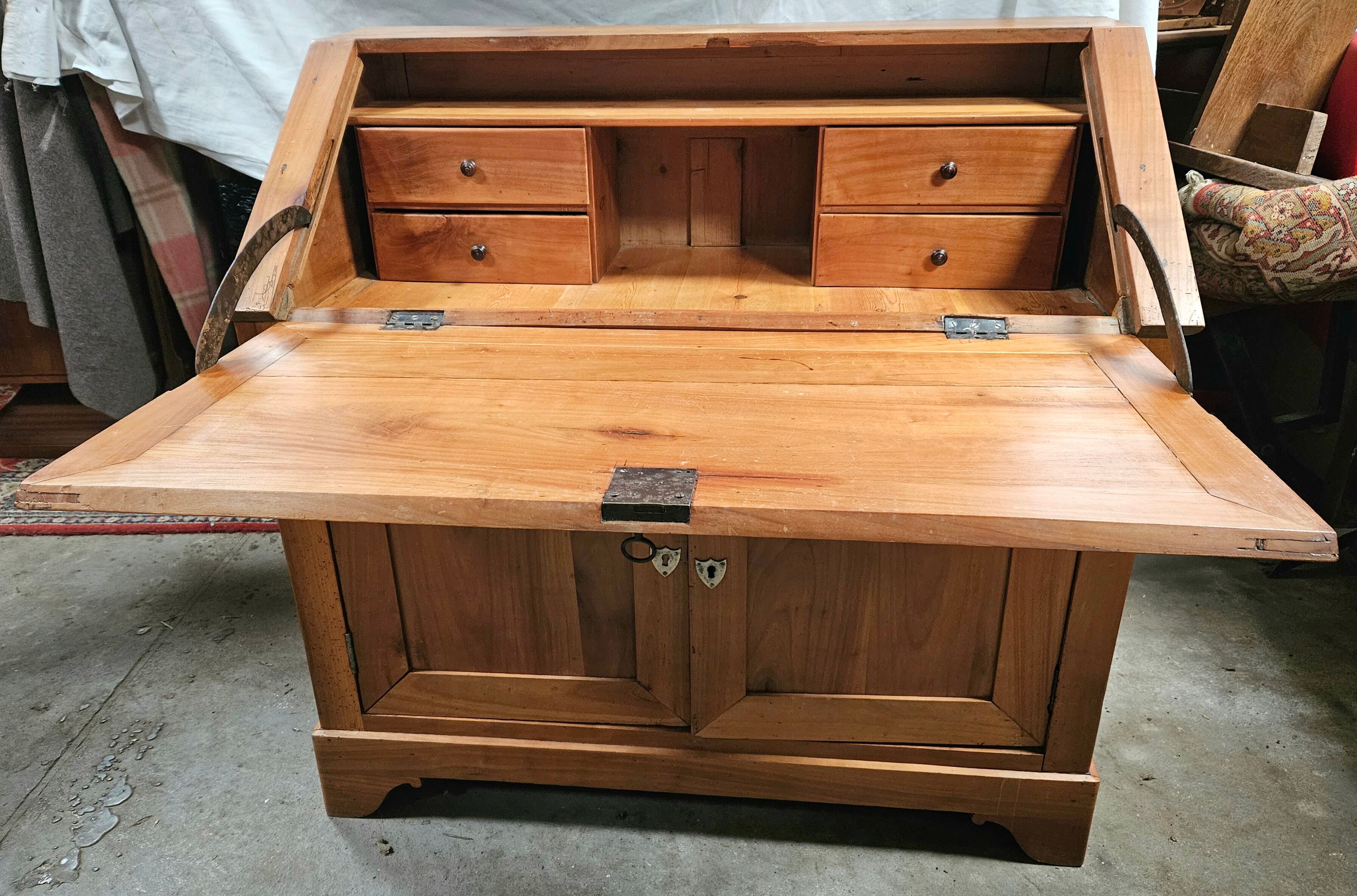 Slope desk in blond cherry wood