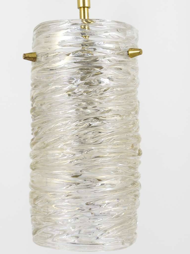 Suspension tube en verre texturé et laiton de milieu de siècle par J.T. Kalmar, Autriche, années 1950