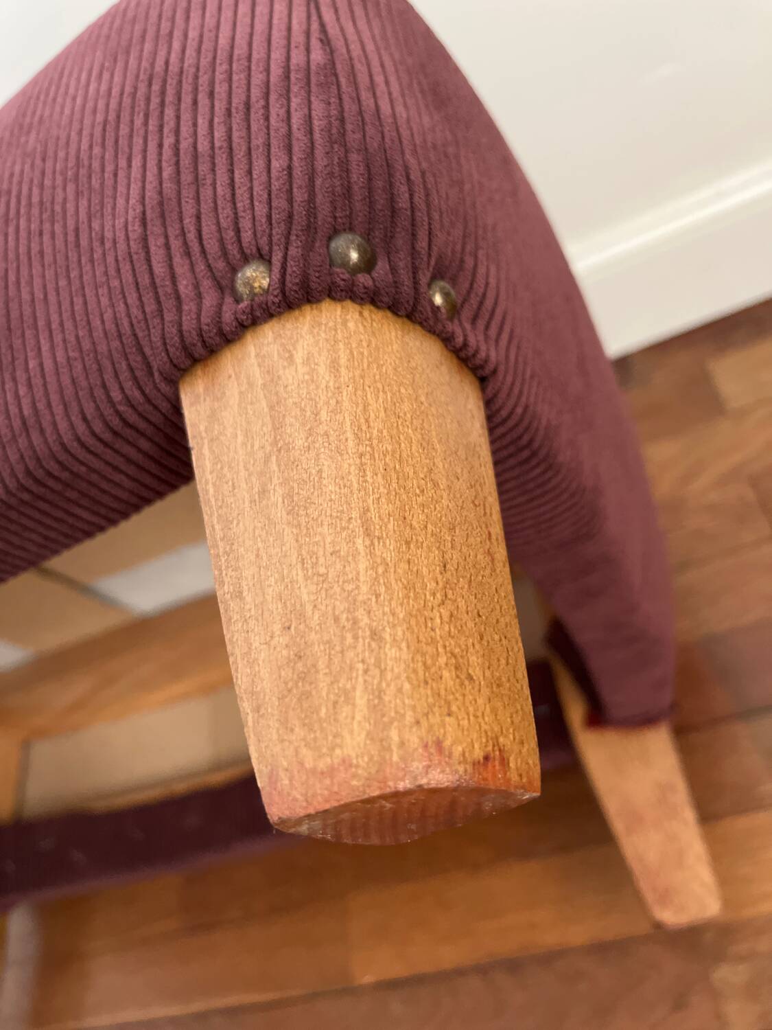 Siège, pouf vintage en velours côtelé rose et violine