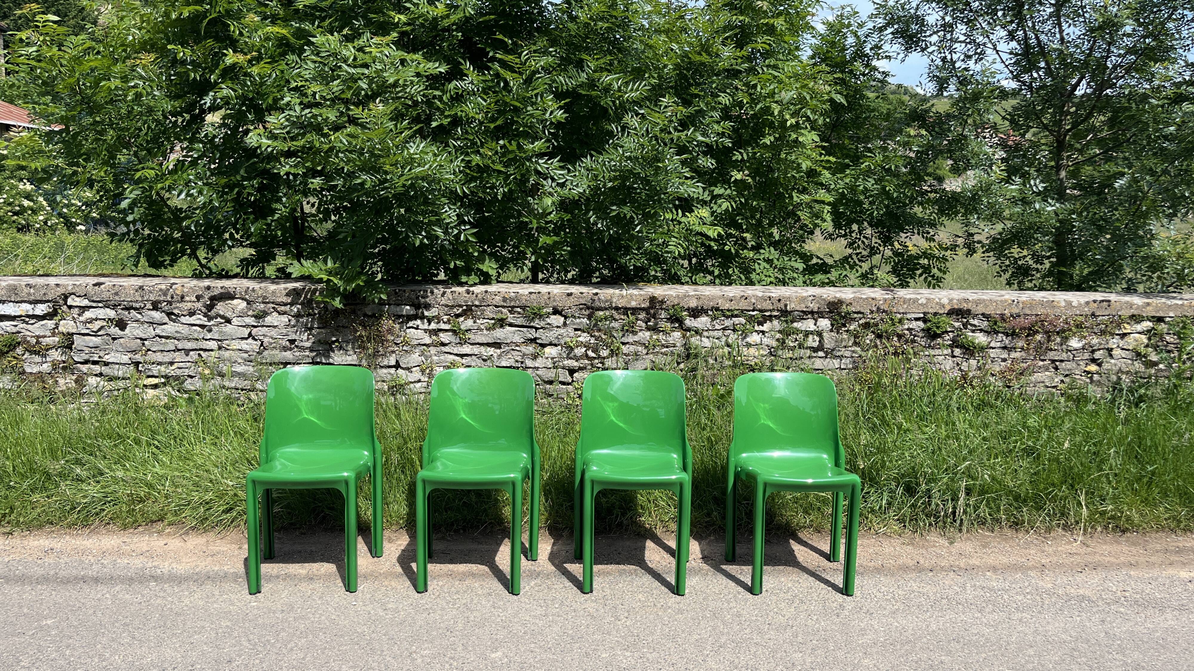 Suite de 4 chaises "Sélène" par Vico Magistretti pour Artemide