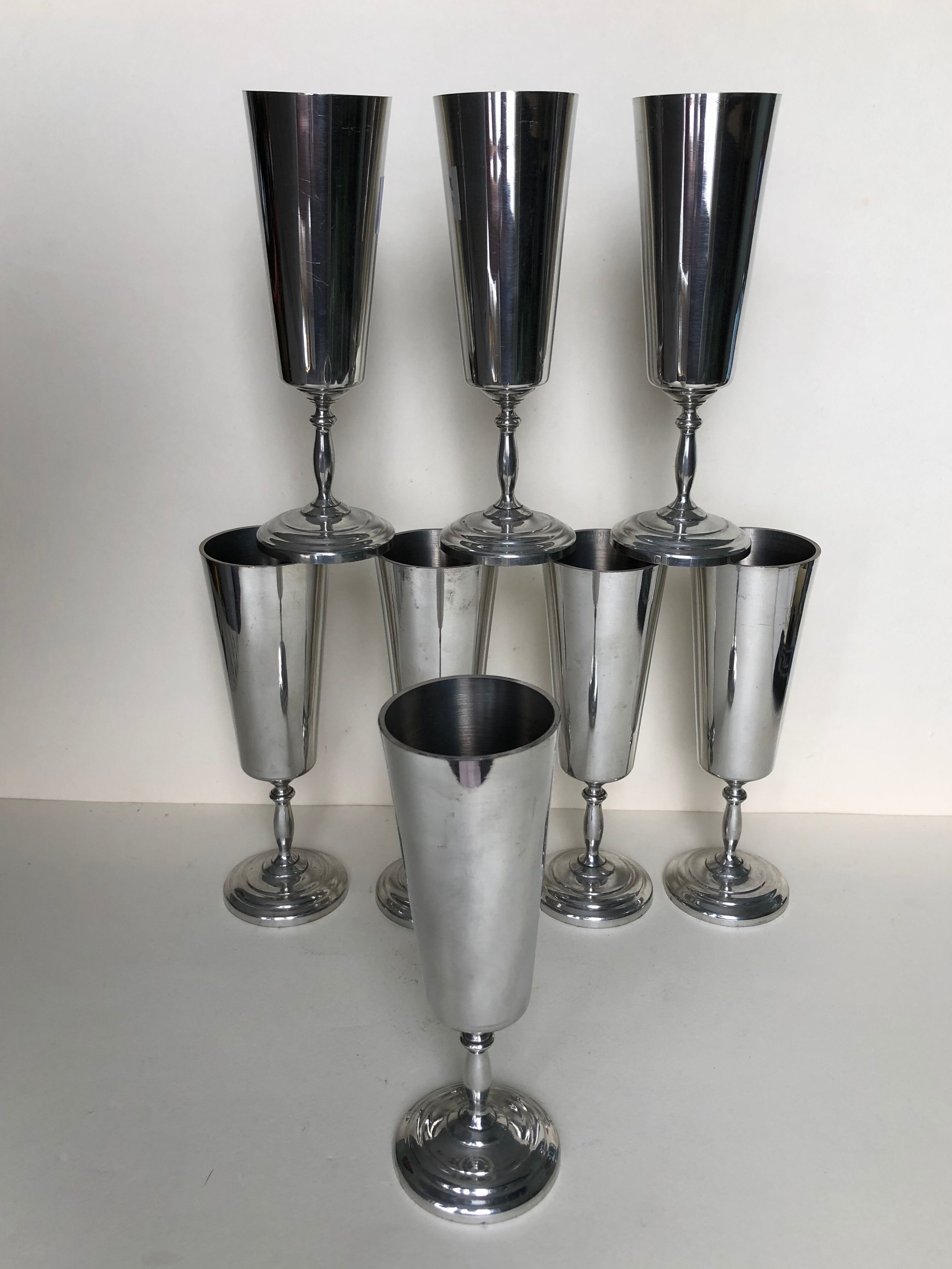 Ensemble de huit flutes en métal argenté