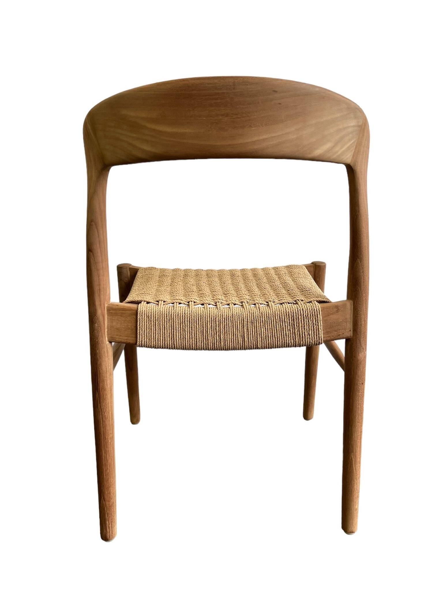 Chaise en bois massif avec assise tressée