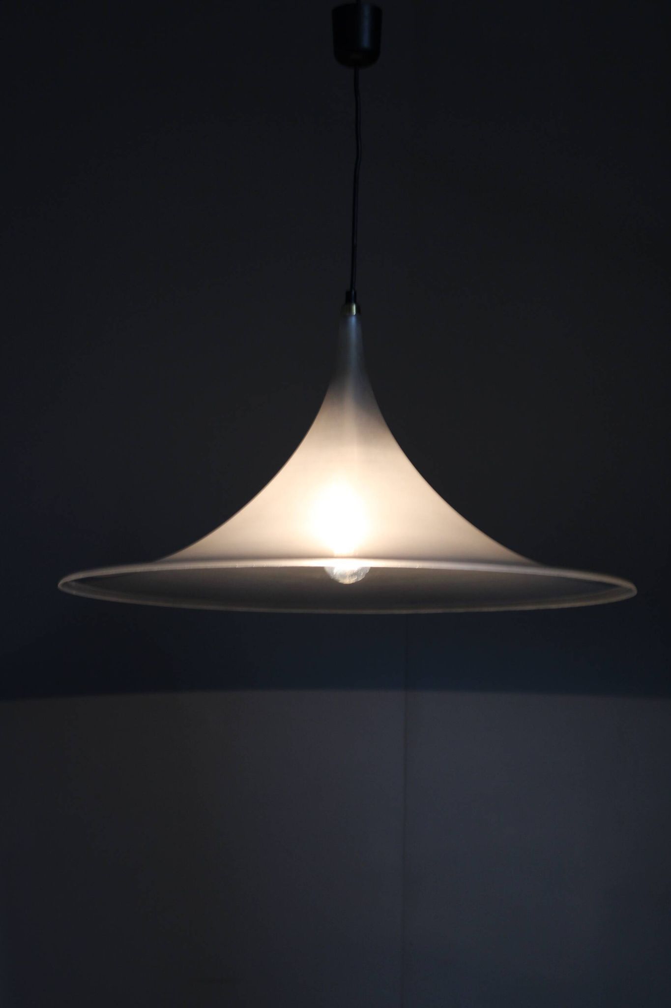 Suspension « Trompette » par Meblo, Italie années 1970