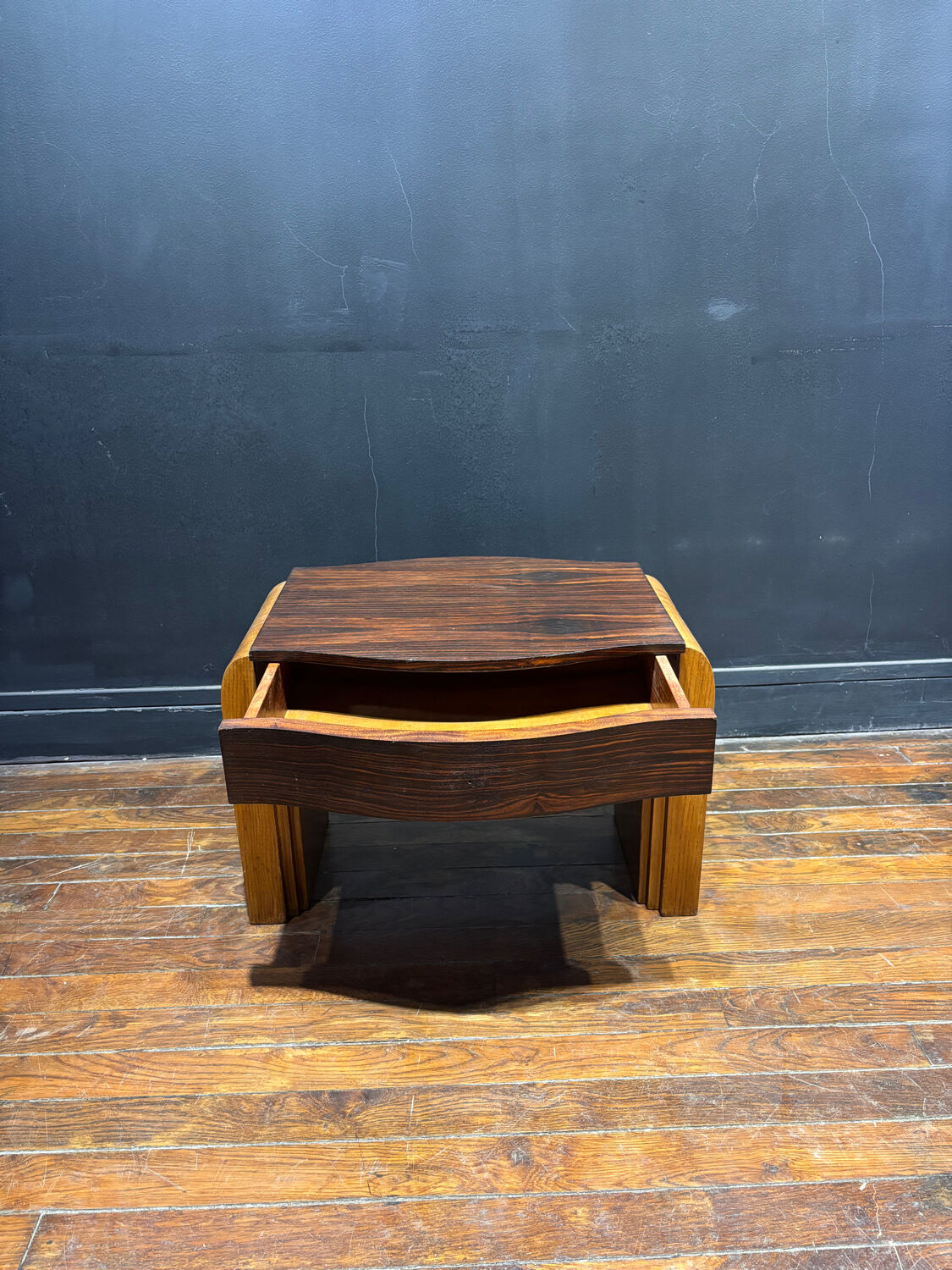 Solid wood side table – Vintage charm and timeless elegance