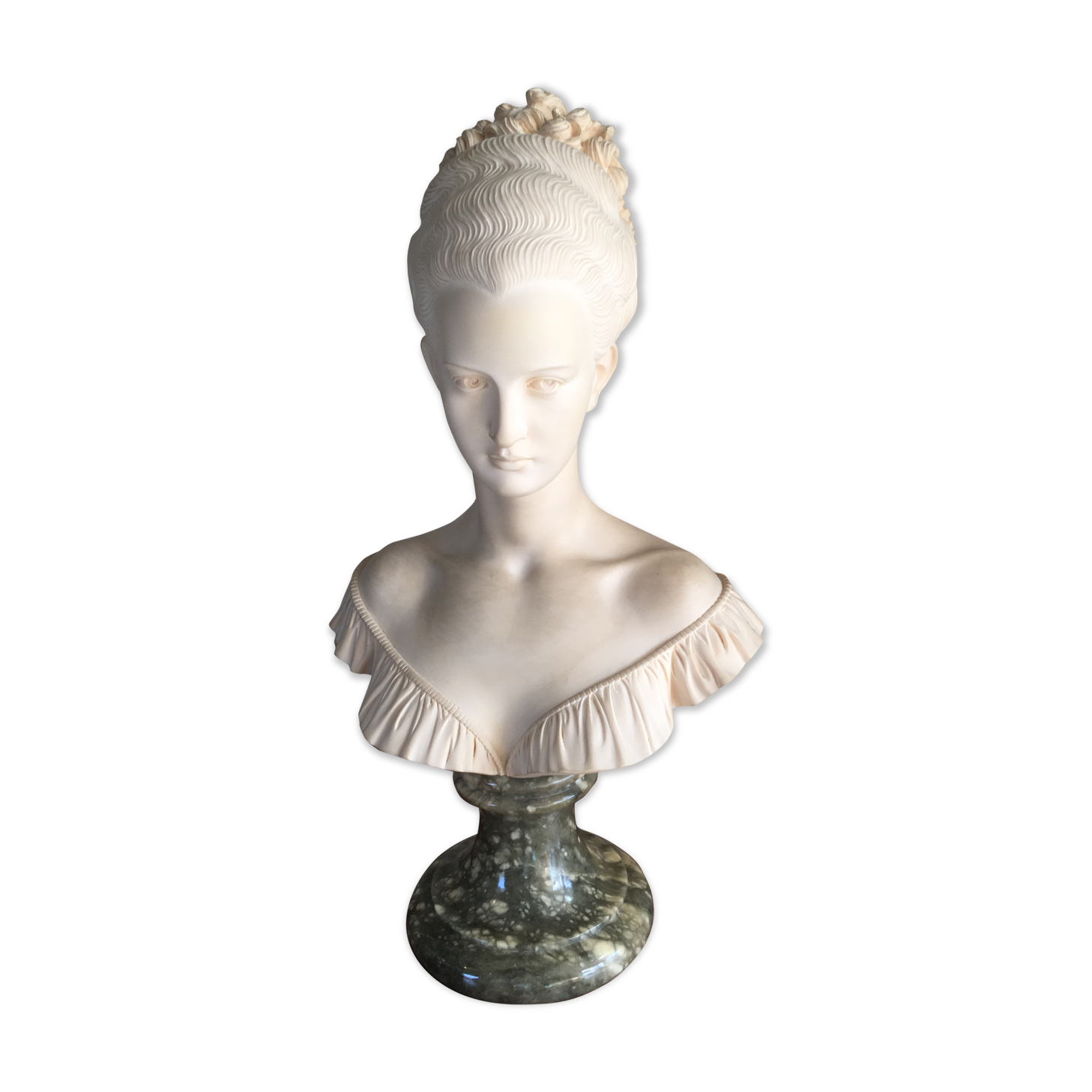 Bust in alabaster signed Alain Giannelli