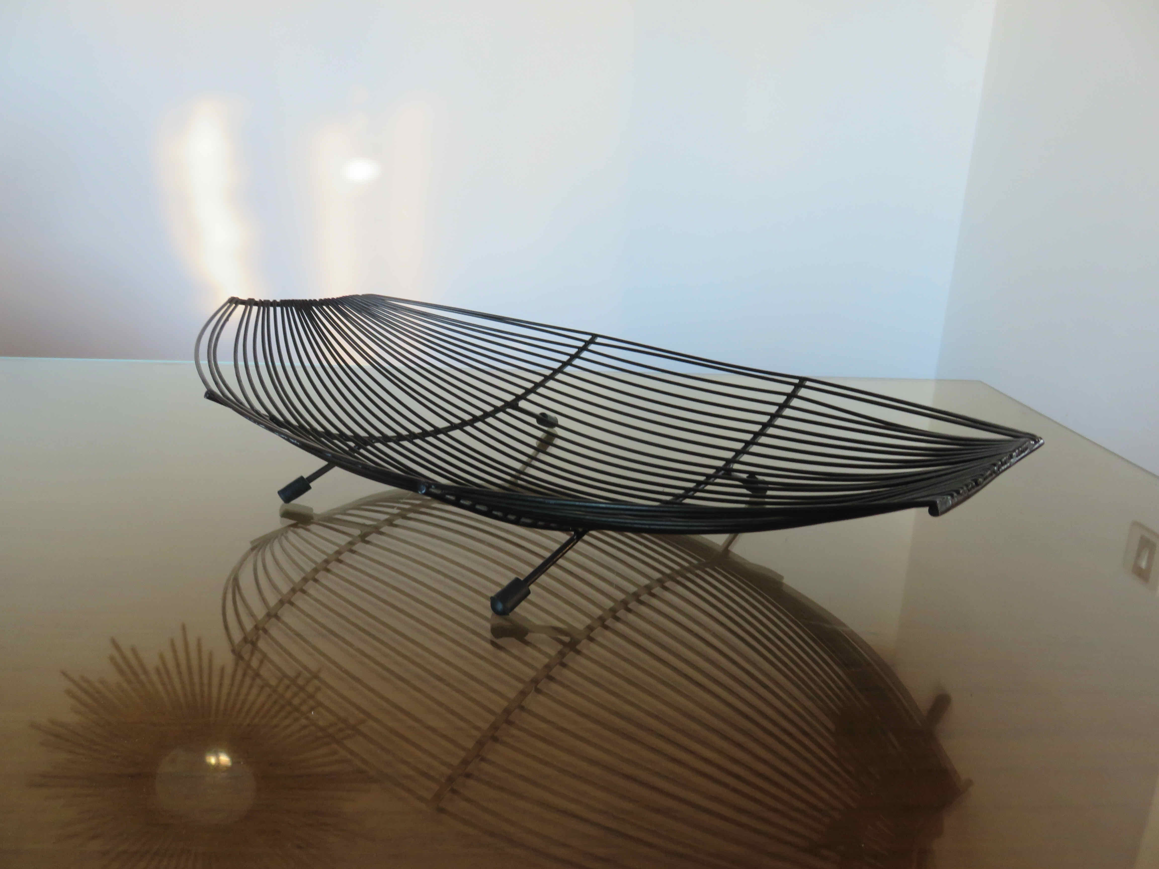 Minimalist fruit basket 50s 60s