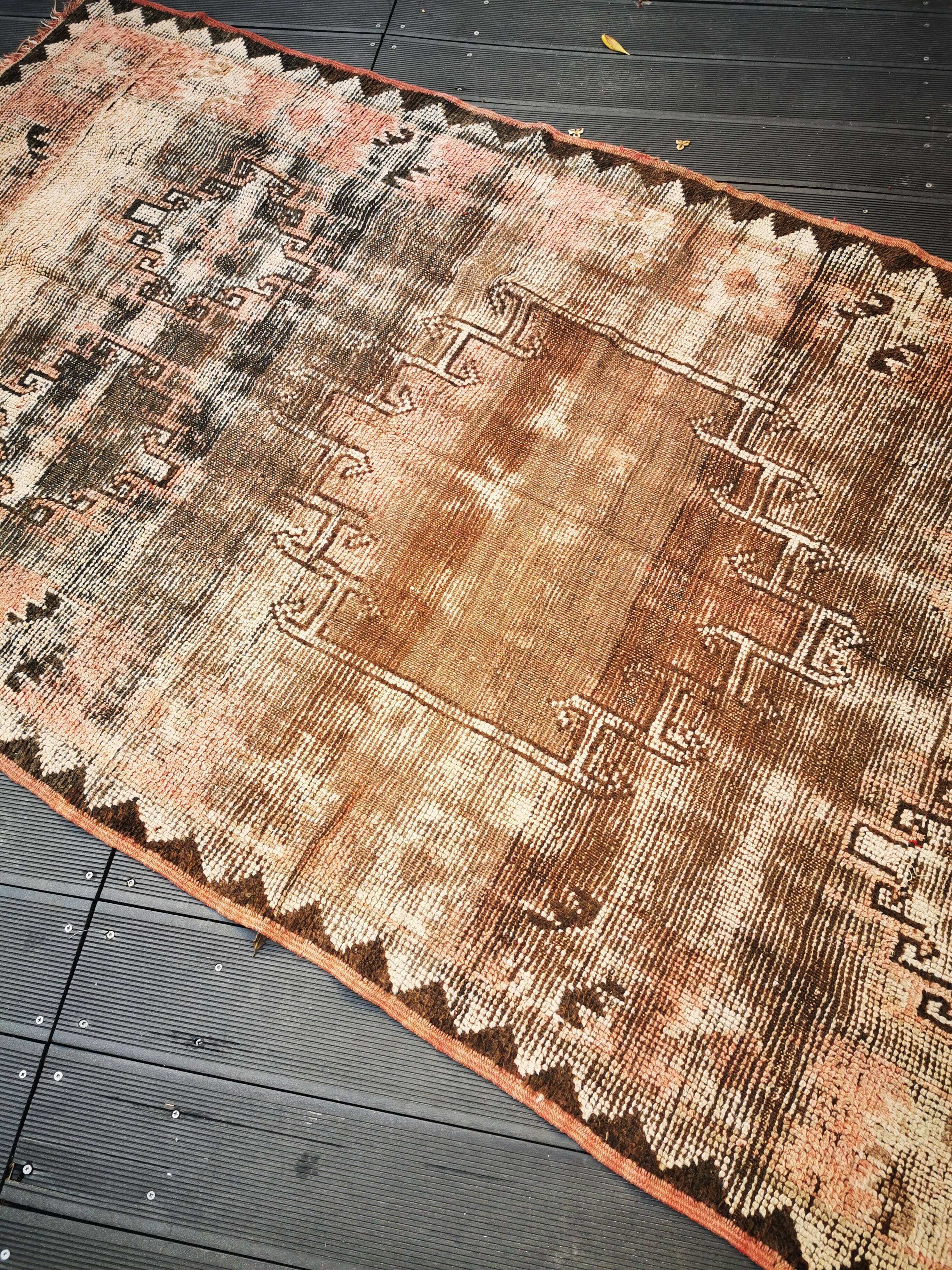 Berber carpet of the Moroccan atlas 236/124 cm