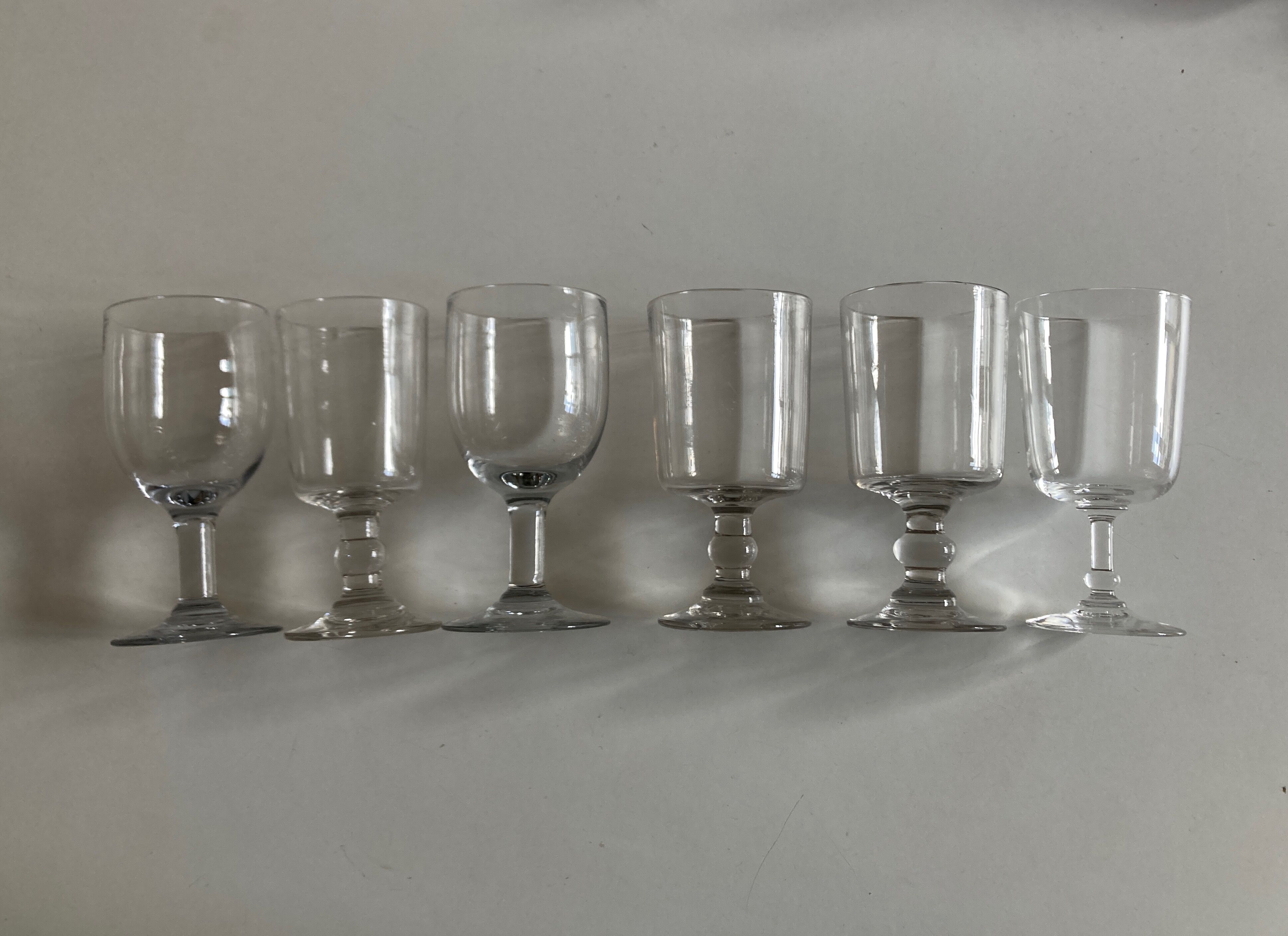 Set de 6 verres de table à pied mi 19e assortis