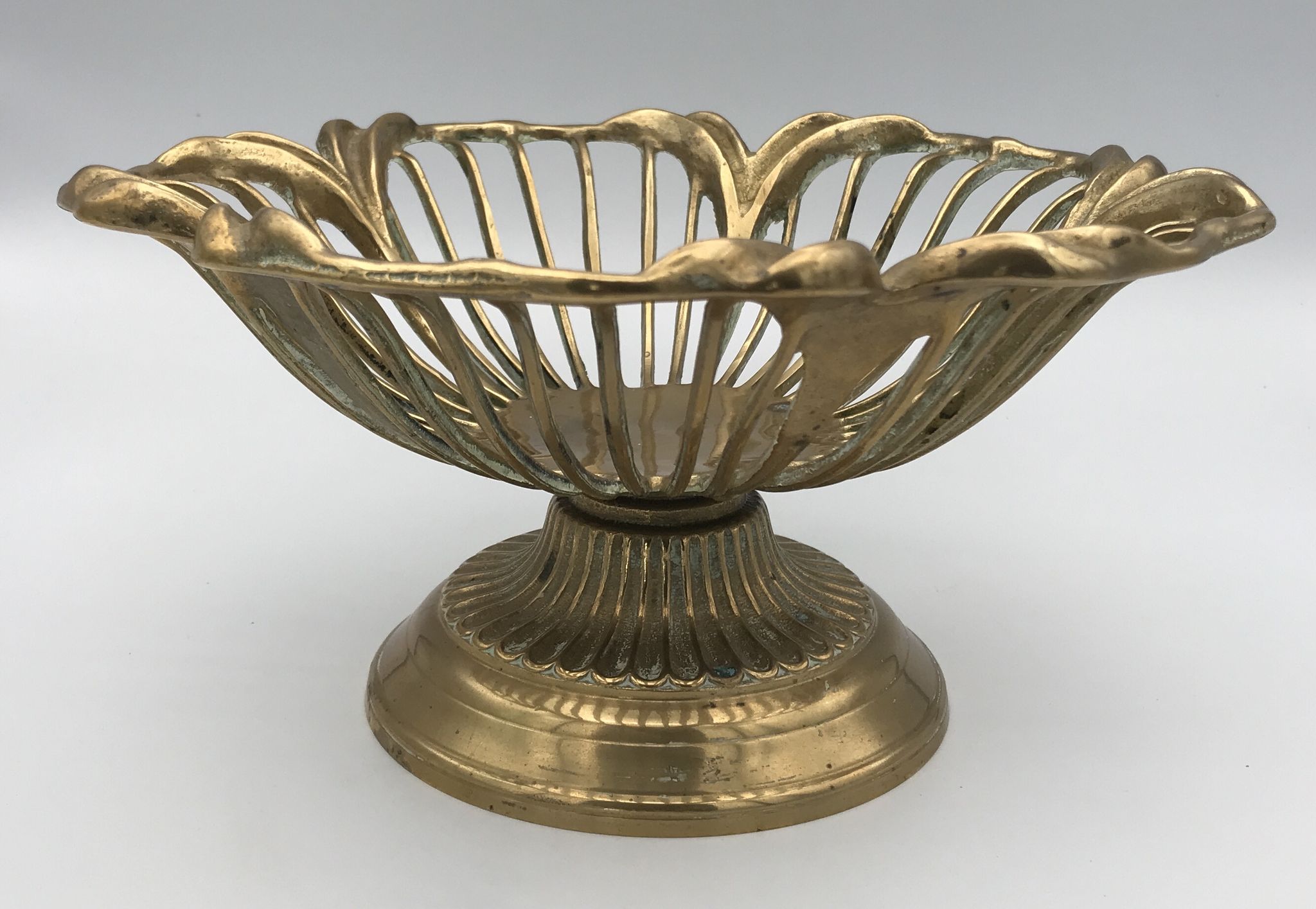 Stand cup or vintage basket of floral shape in golden brass, italy