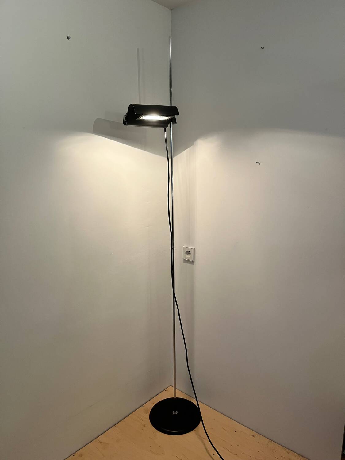 Lampadaire Oluce – DIM – Vico Magistretti – Acier chromé & aluminium –