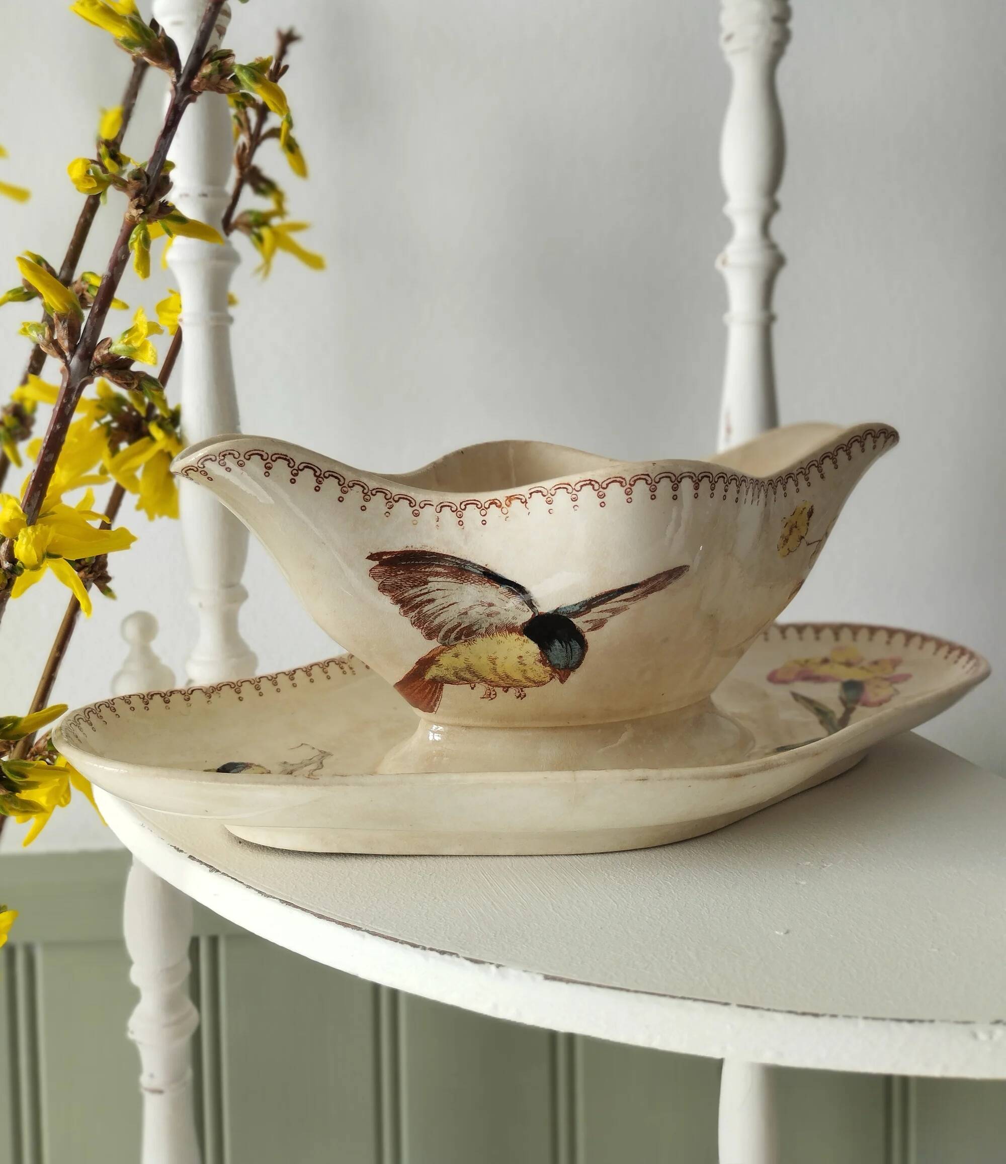 Longwy "Mésange" - Sauce boat on a polychrome ironstone base