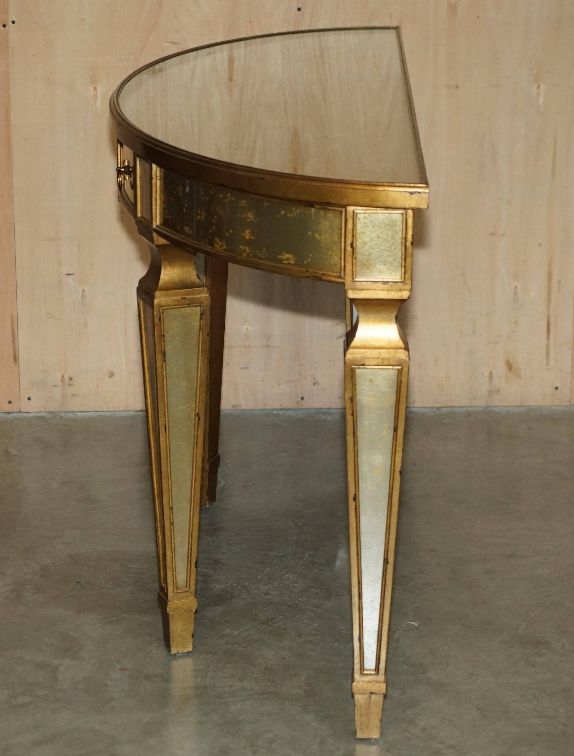 Console demi-lune Eglomise Theodore Alexander finition dorée
