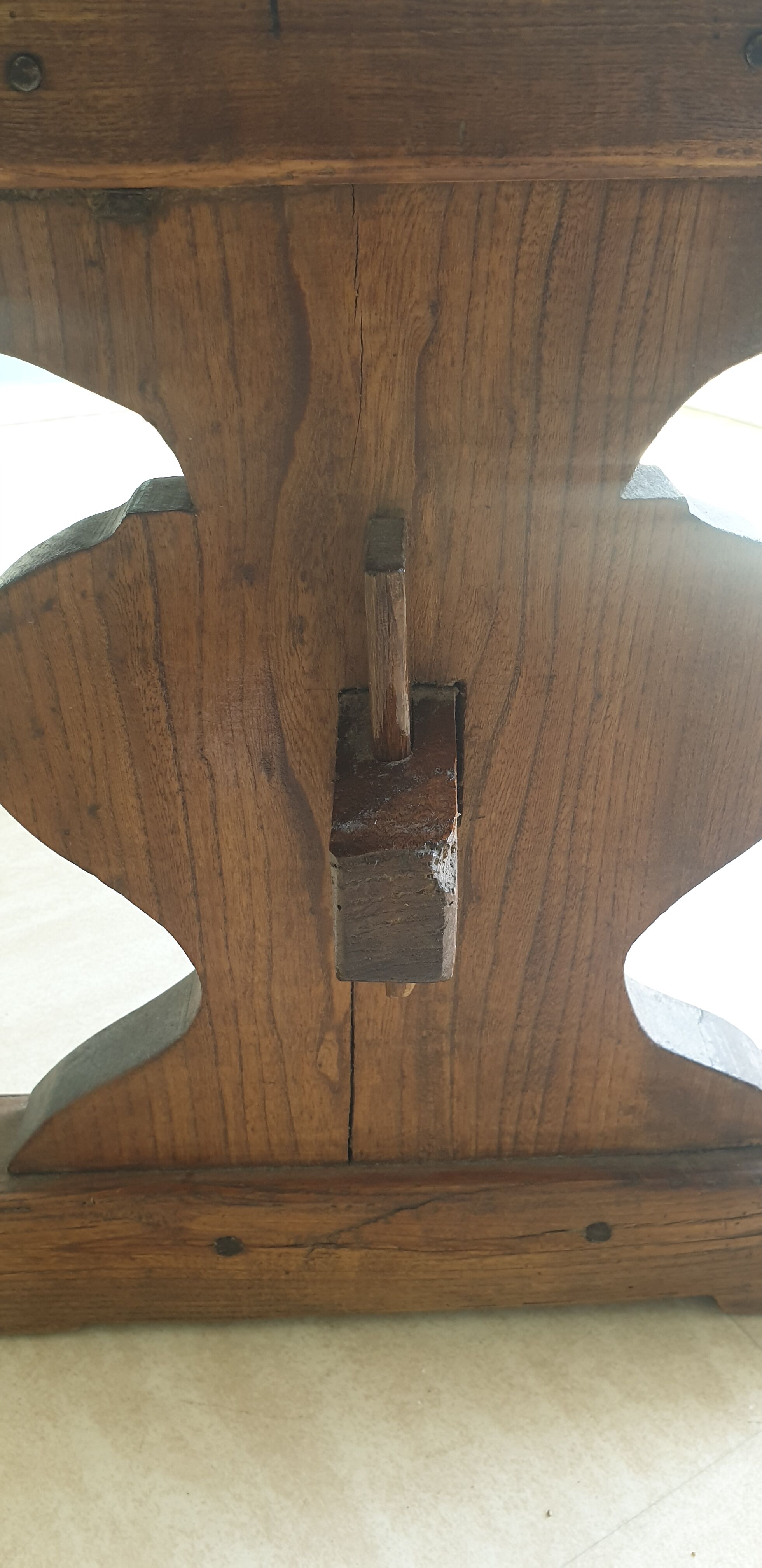 Table basse de monastère