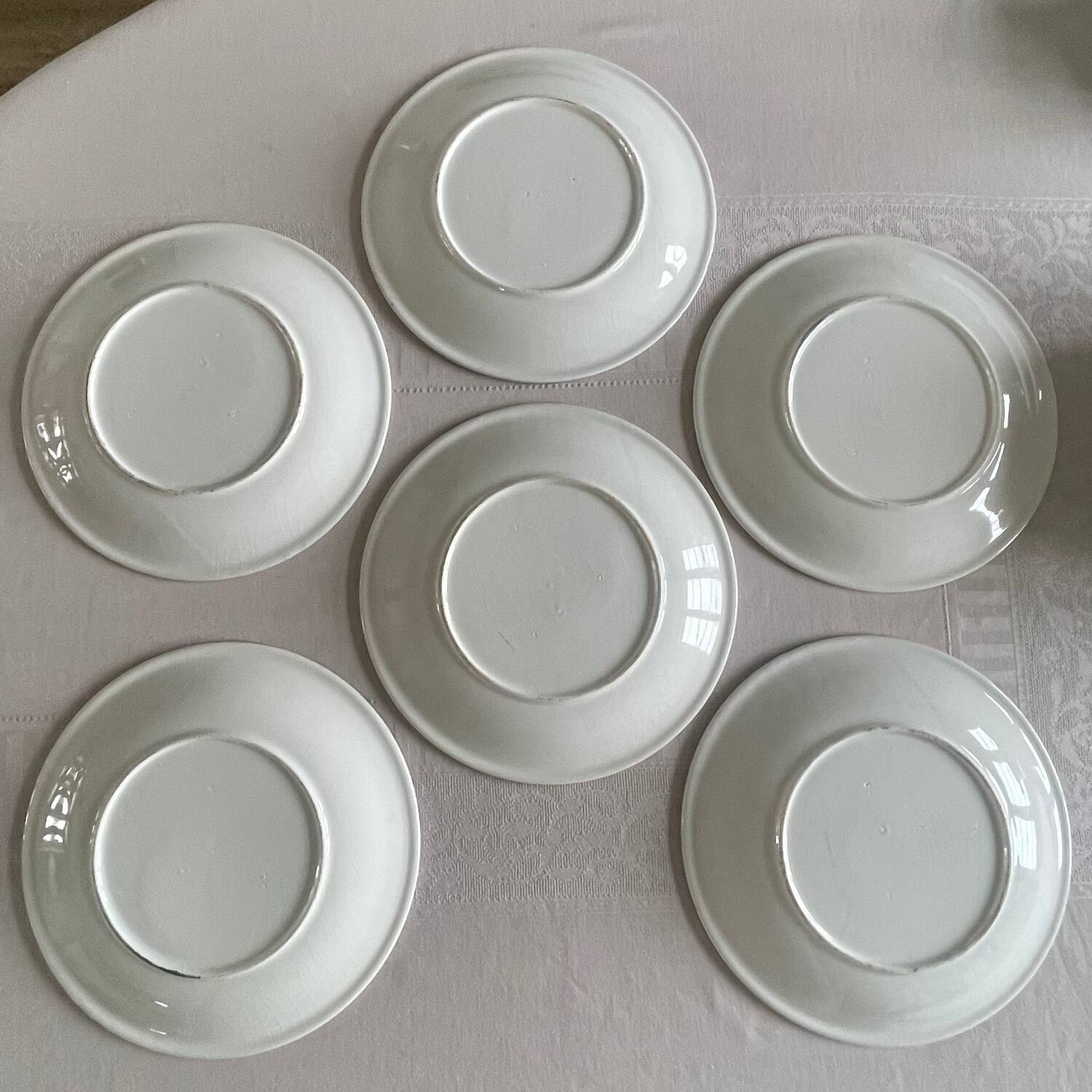 12 speckled ceramic plates.