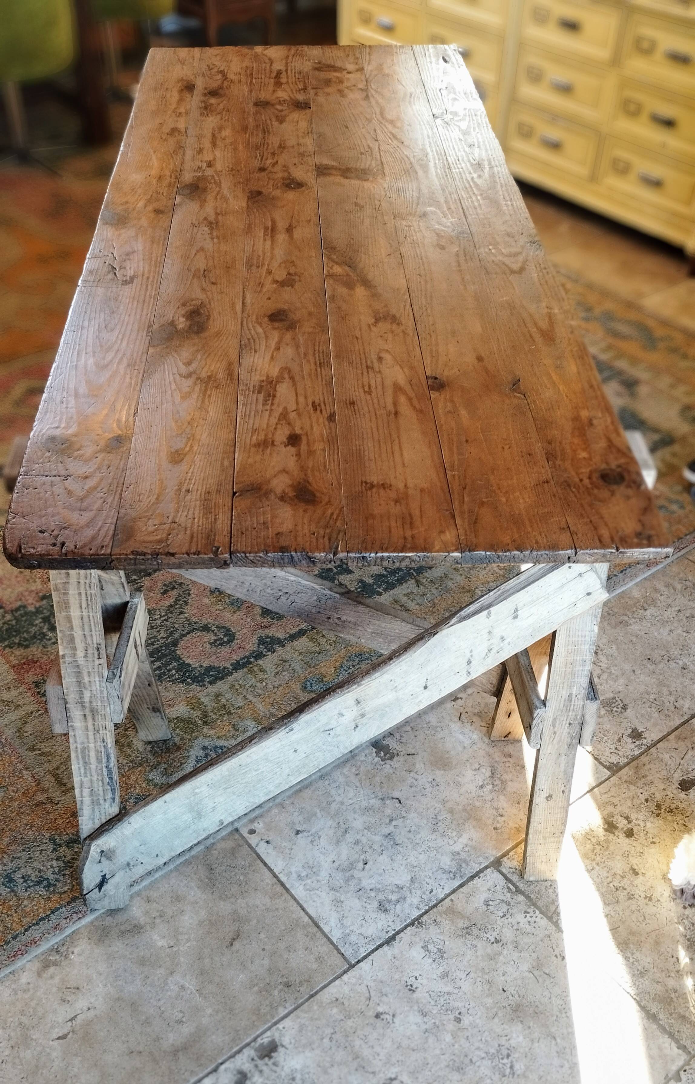 Table de ferme rustique patinée sur de lourds tréteaux