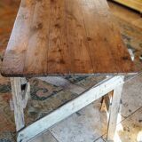 Table de ferme rustique patinée sur de lourds tréteaux