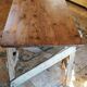 Table de ferme rustique patinée sur de lourds tréteaux