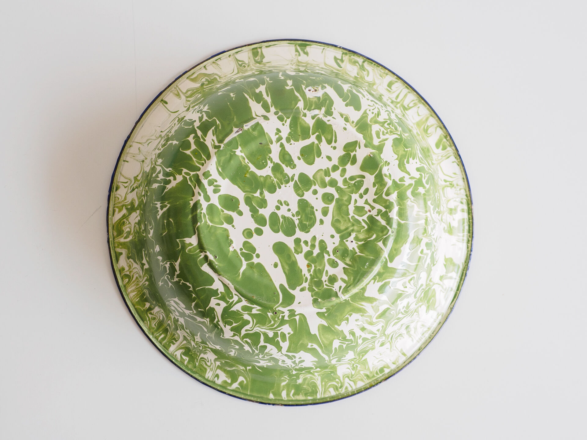 Enamelled metal salad