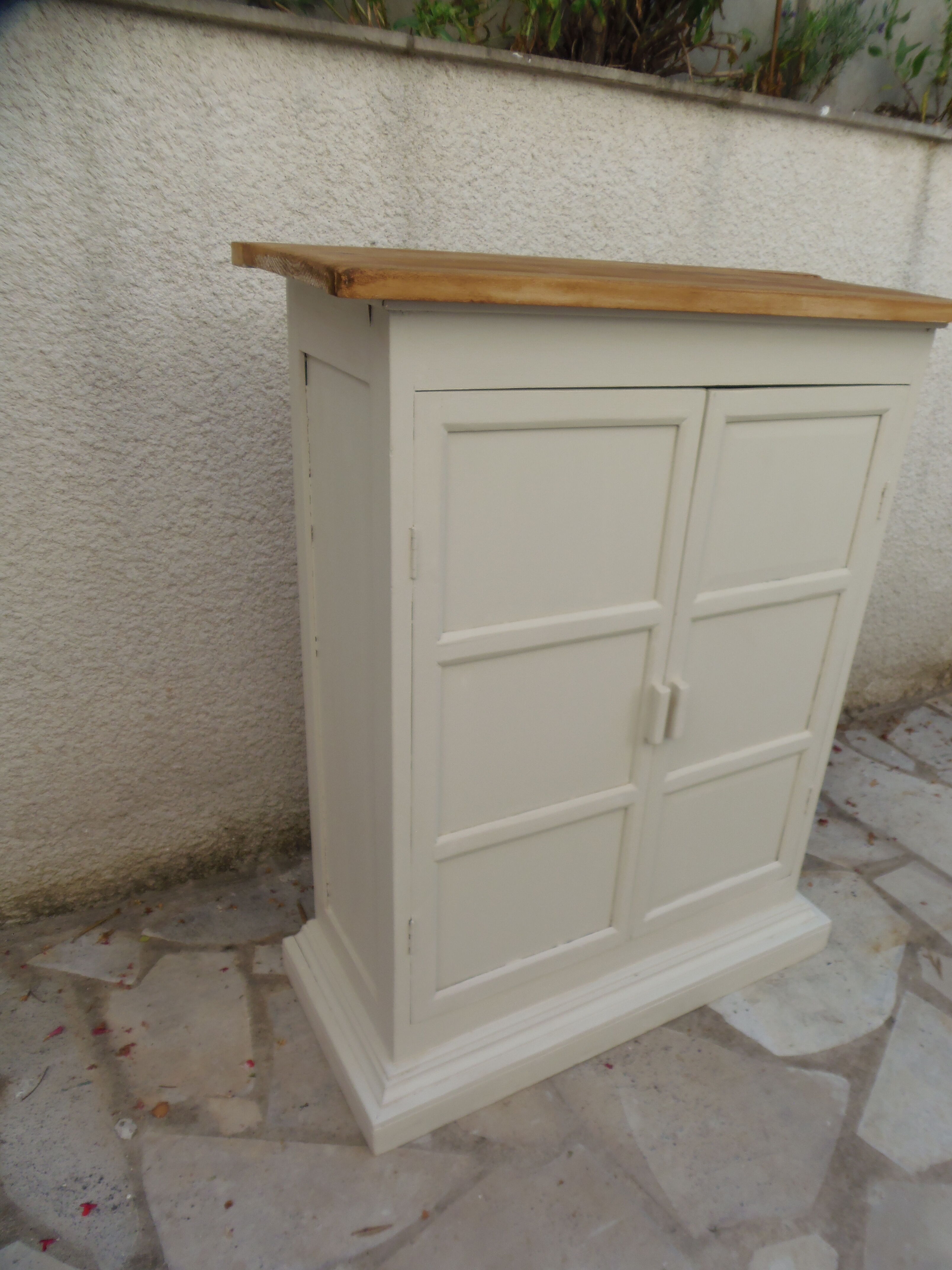 Meuble, buffet peint en beige, plateau en bois brut