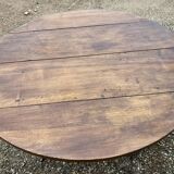 Table ronde en noyer de 130 cm de diamètre .