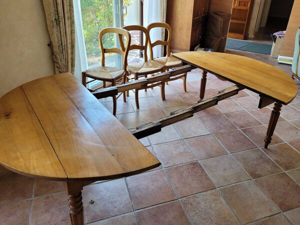 Grande table ronde d'époque Louis-Philippe en merisier massif