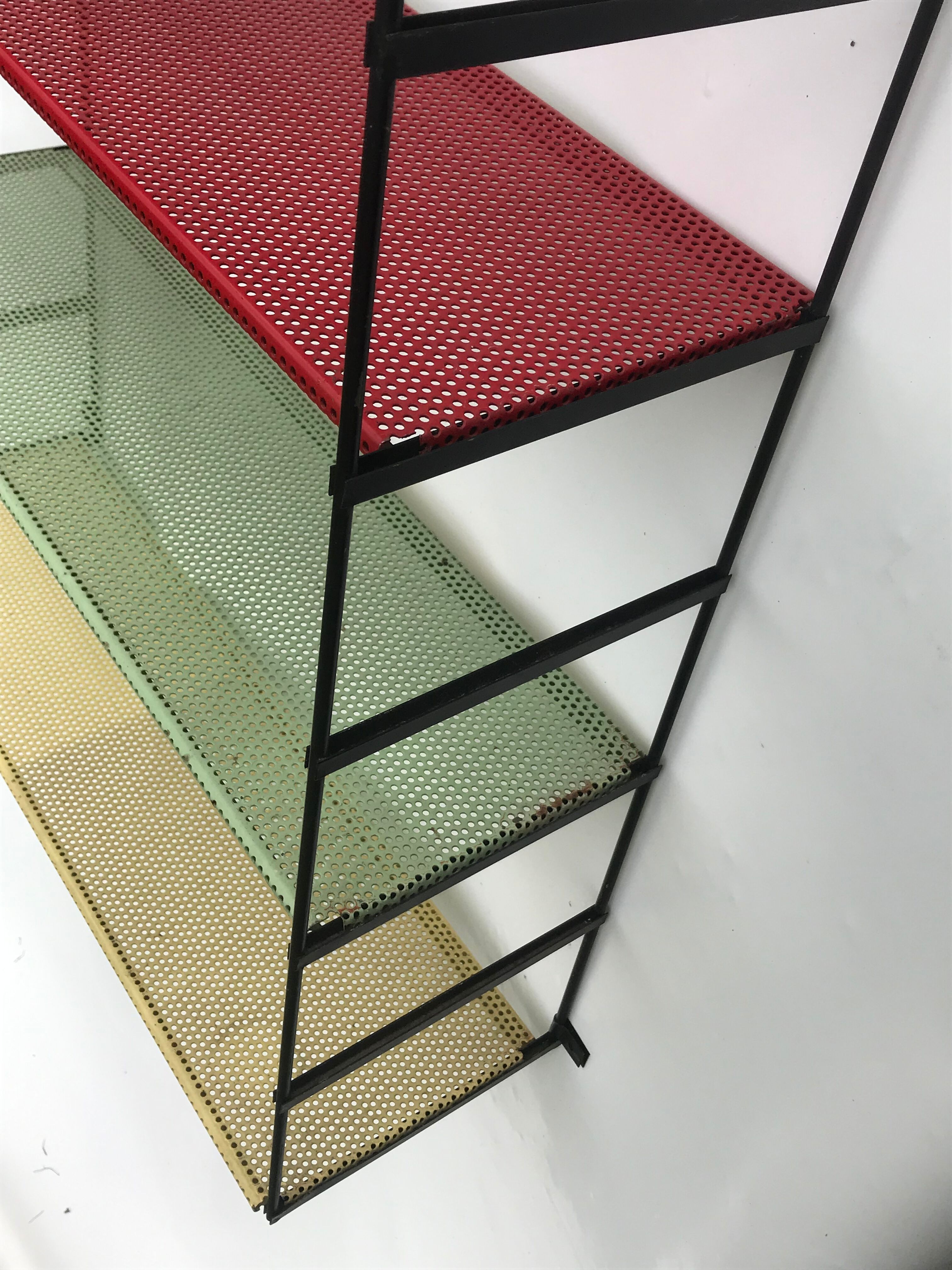 Étagère murale modulable métal perforé design 1960