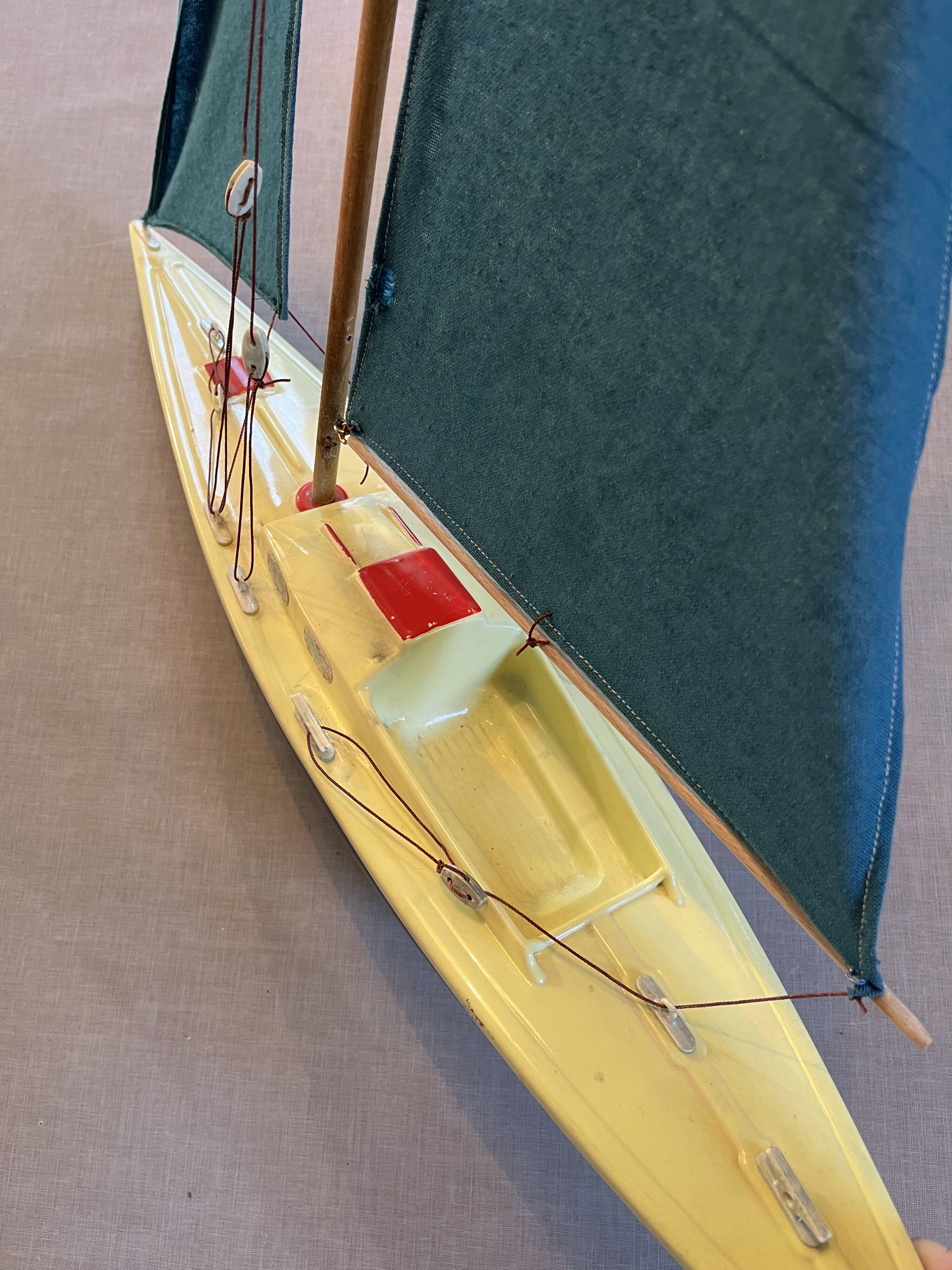 Basin sailboat gs giraus sauveur. model f27. vp 60 series black and yellow plastic shell.