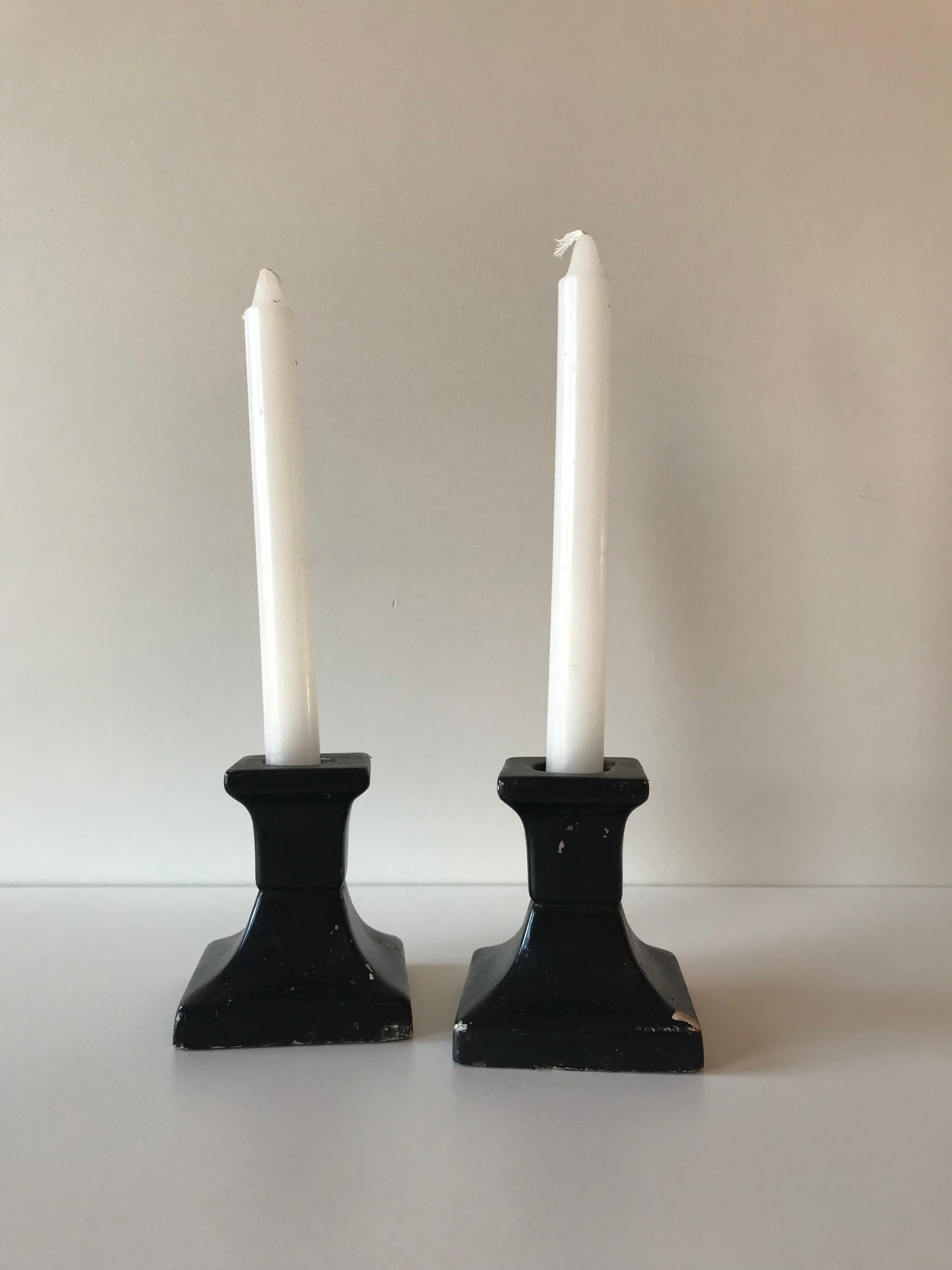 Paire de bougeoirs noirs