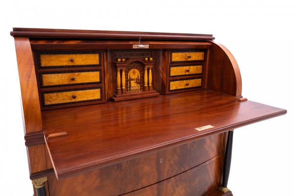 Bureau ancien à compartiments de rangement, Europe du Nord, vers 1880. Après restauration.
