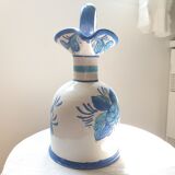 Ceramic pourer with flat bottom and pinched nose