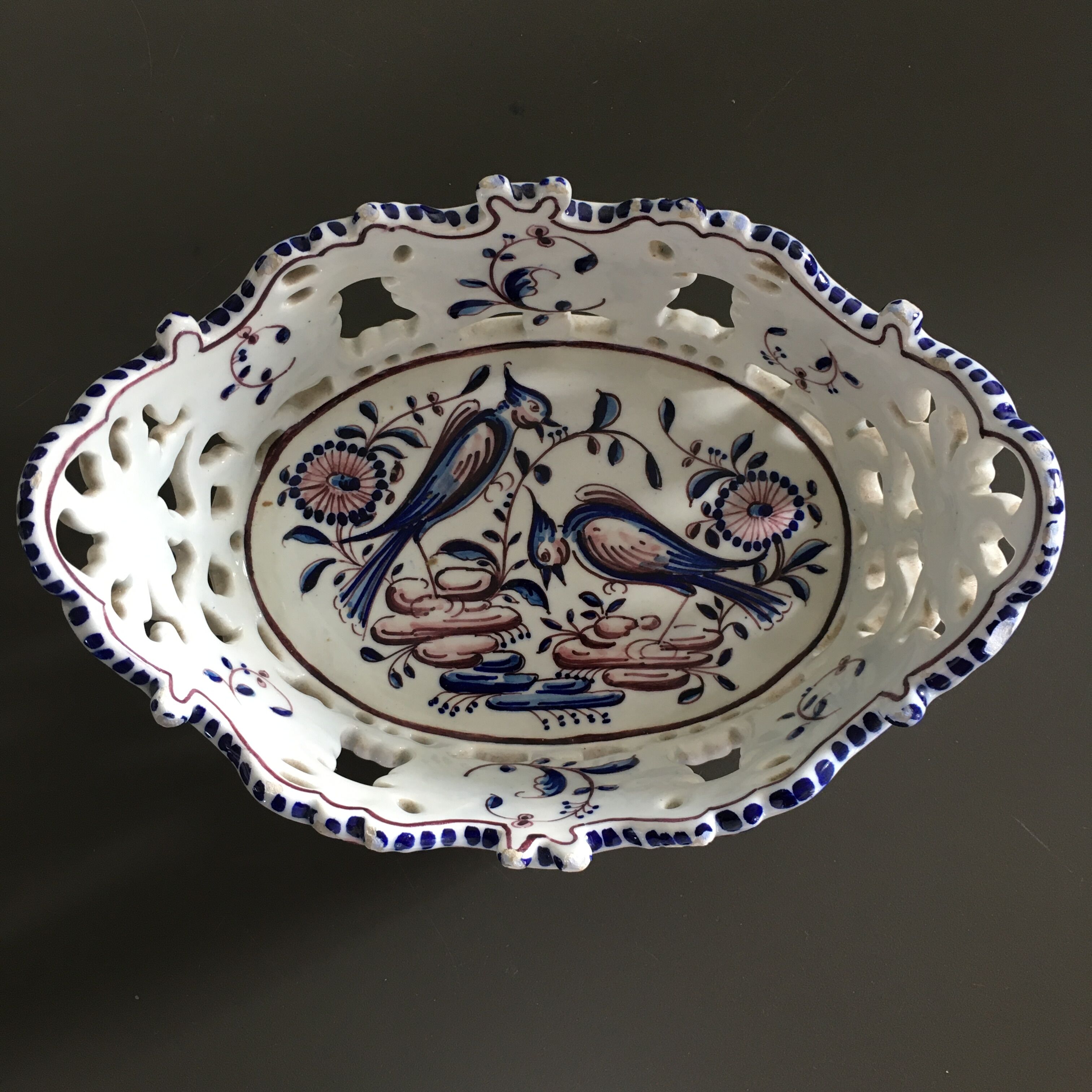 Empty openwork pocket signed