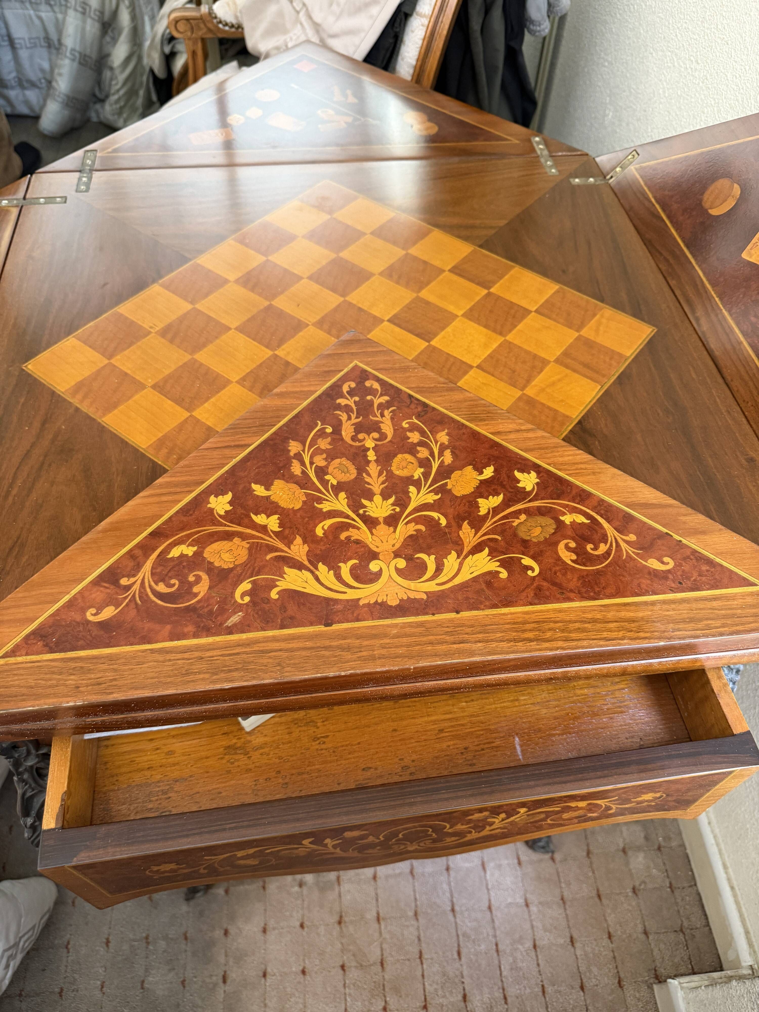 Table à jeux mouchoir style Louis XV marqueterie échecs