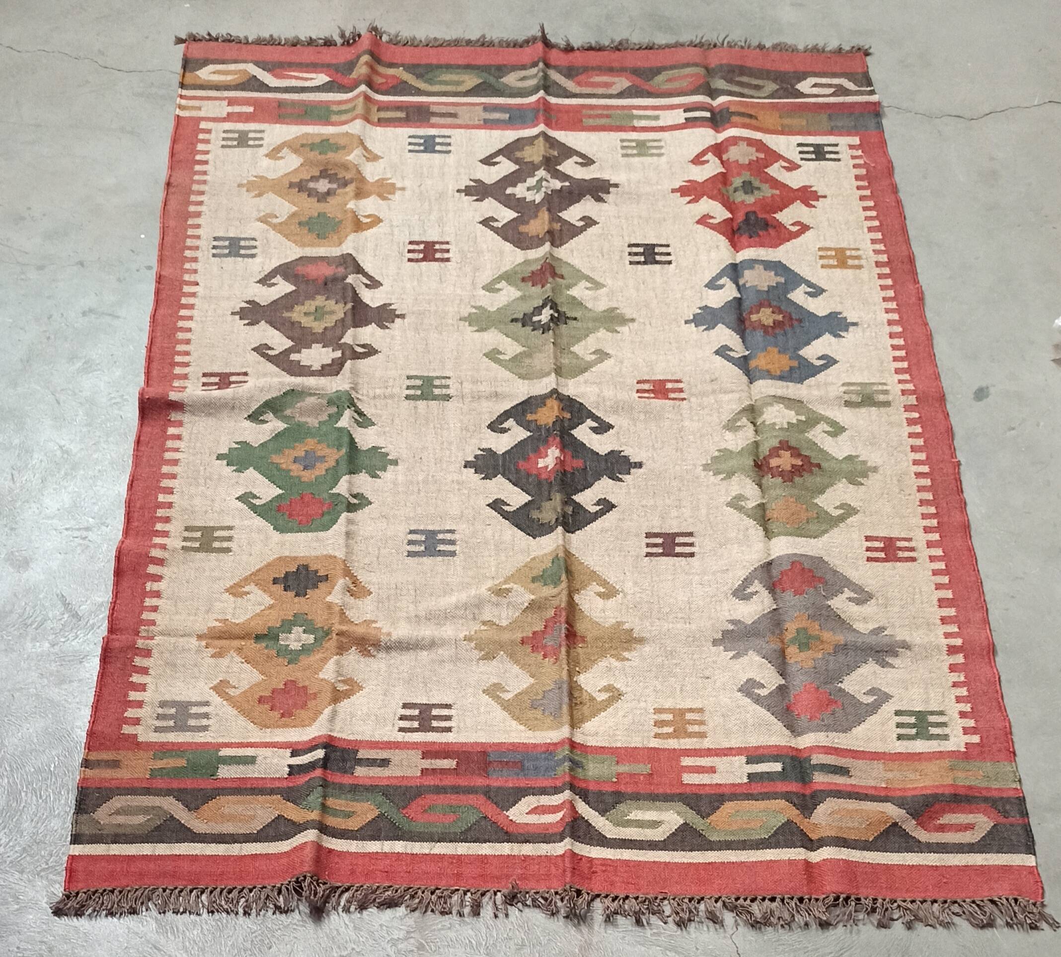 Tapis kilim en toile de jute et coton. 185cm x 285cm
