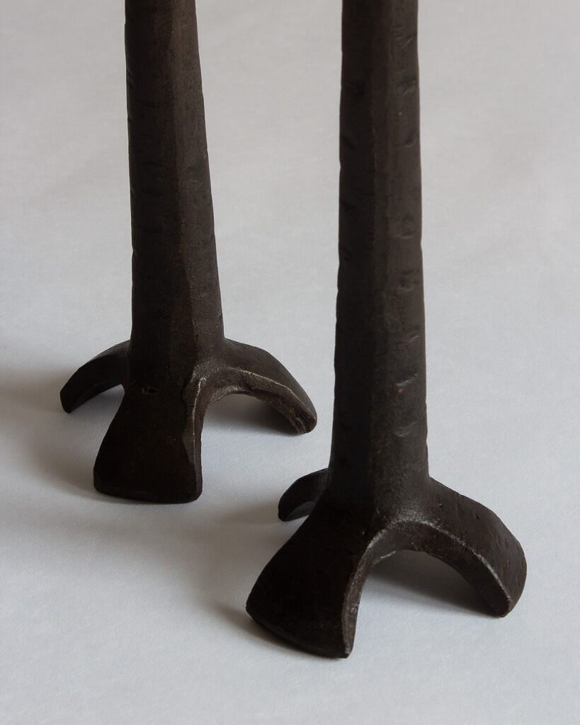 Paire de bougeoirs en fonte de fer moulée tripodes⎮MidCentury