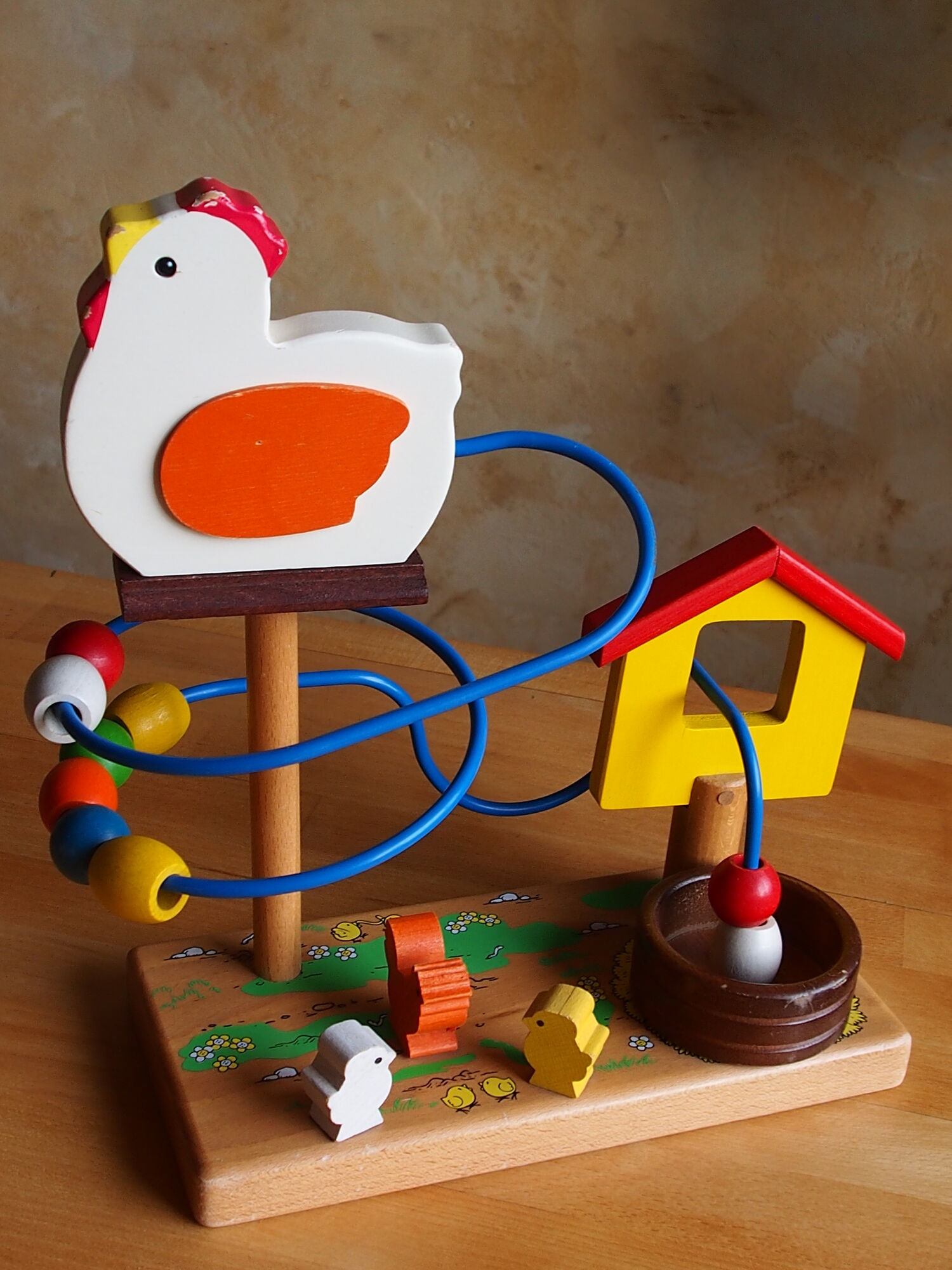 Game of awakening louping the hen and its 3 wooden chicks