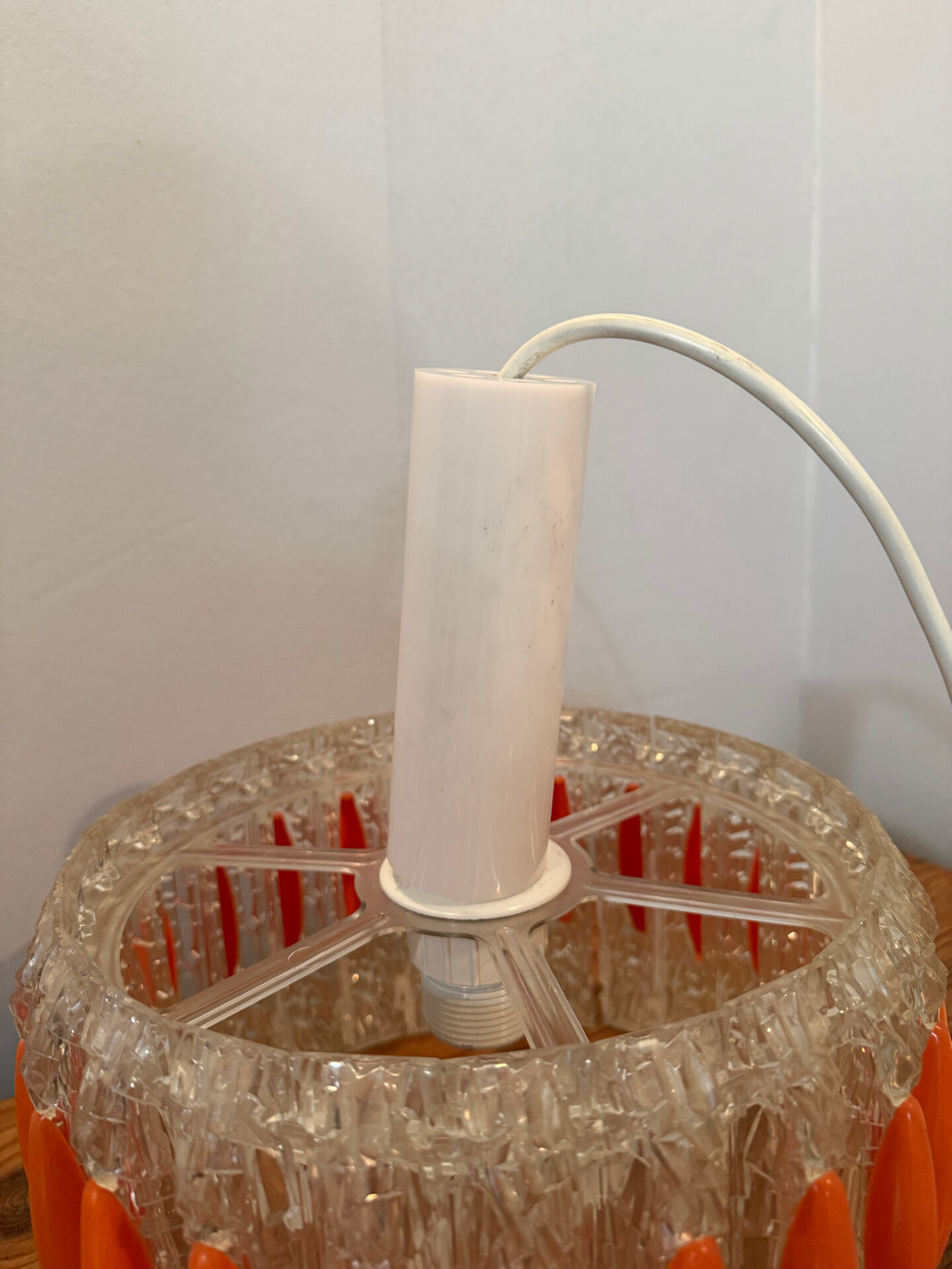 Suspension design Space age in transparent plastic and vintage orange.
