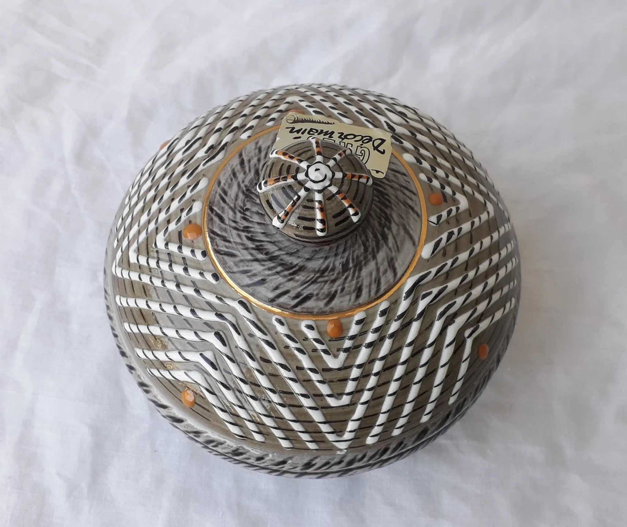 Stoneware bonbonnière