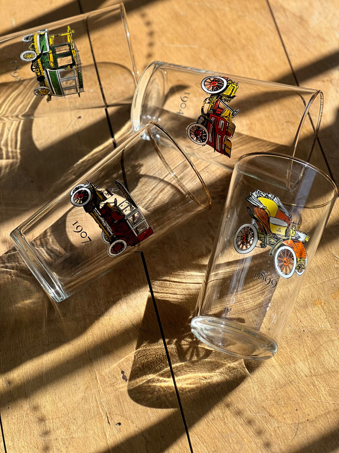 Printed water glasses of vintage cars