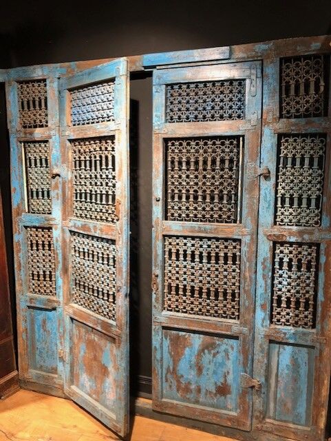 Openwork indian door in metal and blue wood